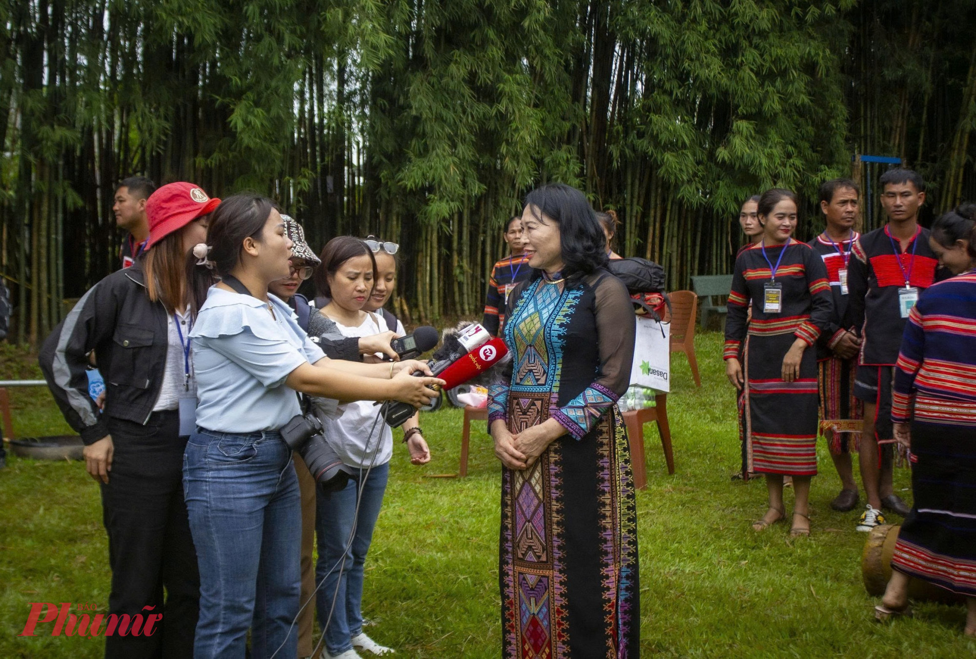 Bà Nguyễn Thị Ngọc Anh - Chủ tịch Hội đồng quản trị kiêm Giám đốc Công ty Cổ phần Du lịch cộng đồng Ko Tam trả lời báo chí tại một sự kiện văn hóa được tổ chức tại khu du lịch
