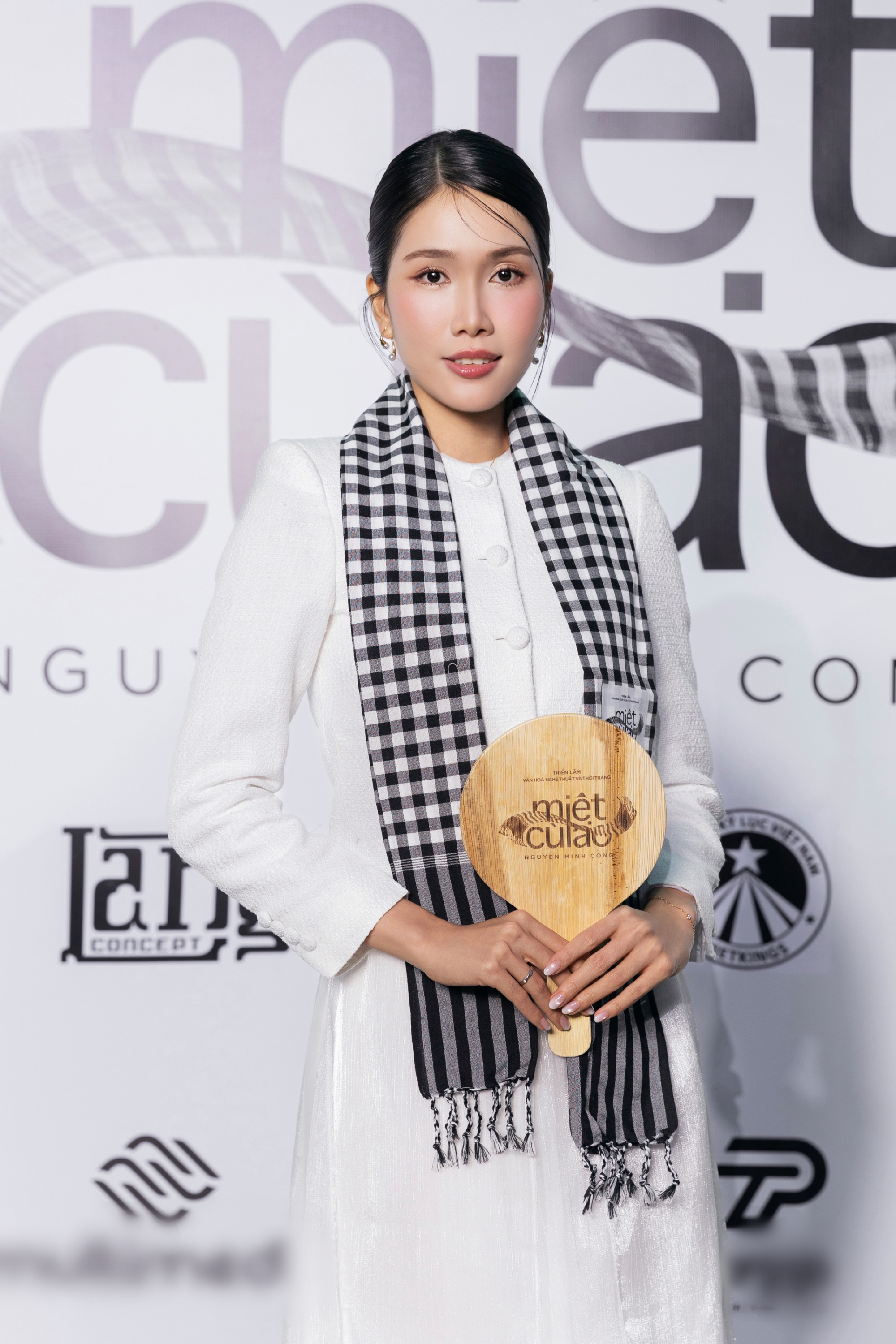 Á hậu Phương Anh