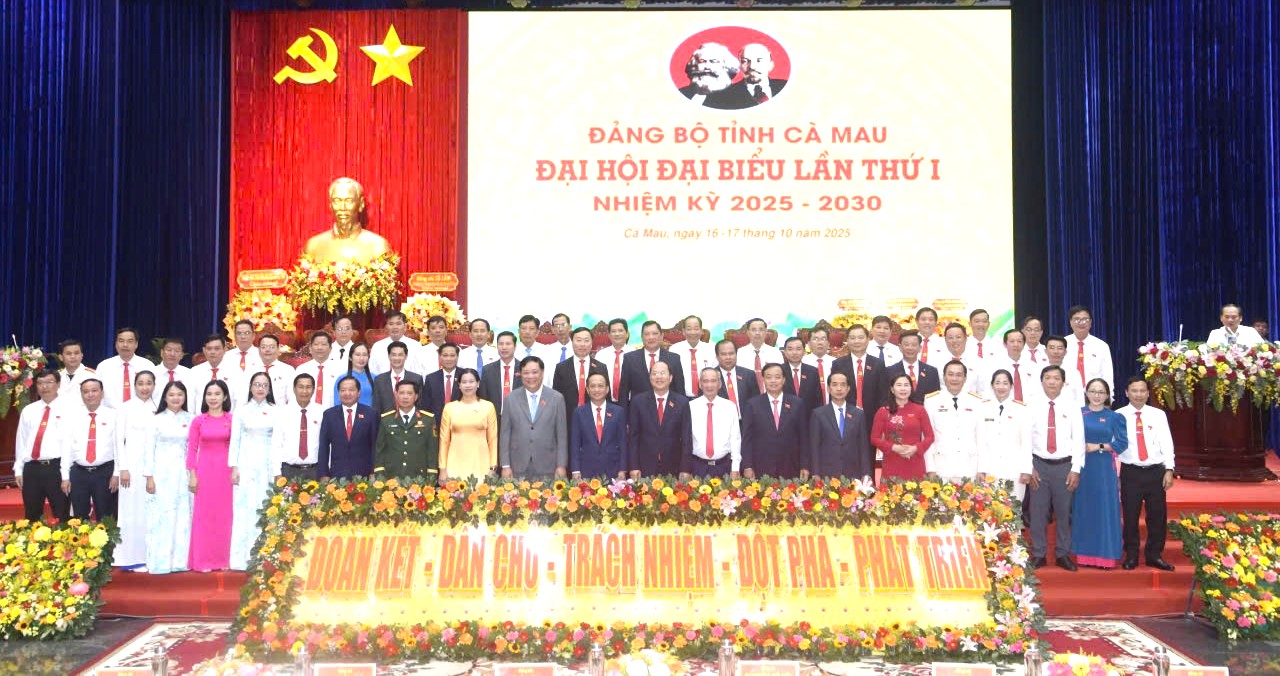 Các đại biểu tham dự đại hội chụp ảnh lưu niệm… - Ảnh: Ban tổ chức đại hội cung cấp