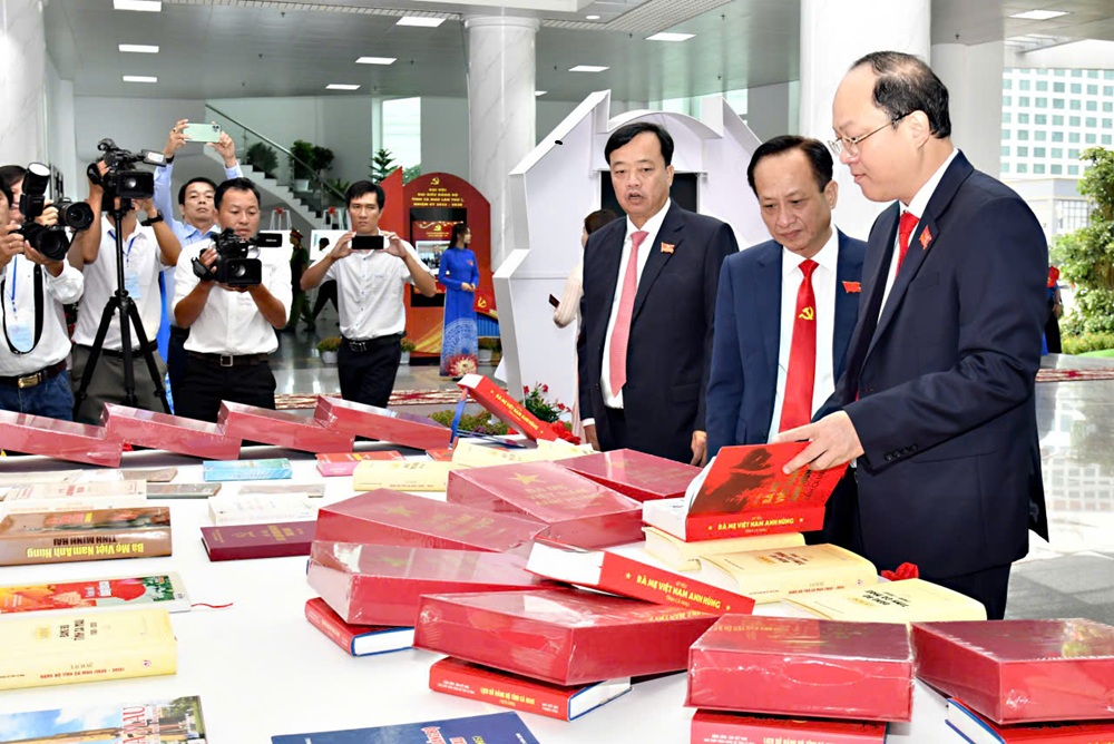 Lãnh đạo tỉnh Cà Mau xem khu trưng bày, triển lãm thành tựu của tỉnh - Ảnh: Ban tổ chức đại hội cung cấp
