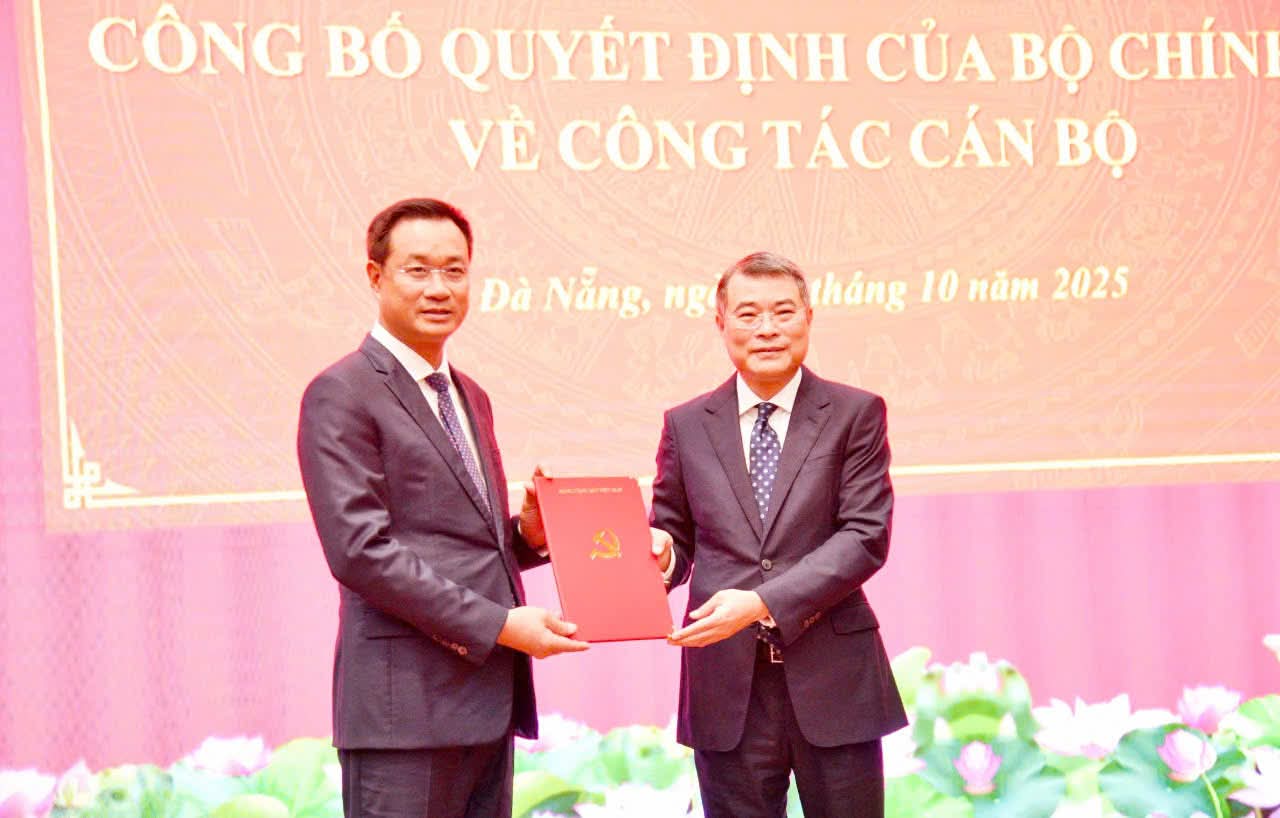 Trưởng Ban Tổ chức Trung ương Lê Minh Hưng trao quyết định của Bộ Chính trị cho ông Lê Ngọc Quang (bìa trái) _ Ảnh: Báo và Phát thanh truyền hình Đà Nẵng.