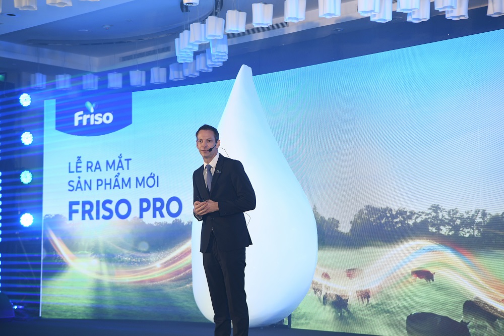 Friso Pro mới nhập khẩu từ Hà Lan: Công thức đột phá hỗ trợ hệ tiêu hóa và đường ruột cho trẻ Ông Russell Lipchin - Tổng giám đốc FrieslandCampina Việt nam khẳng định Friso Pro là minh chứng cho cam kết nuôi dưỡng trẻ em Việt khỏe mạnh từ bên trong - Ảnh: PV