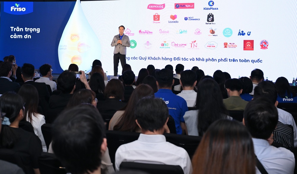 Friso Pro mới nhập khẩu từ Hà Lan: Công thức đột phá hỗ trợ hệ tiêu hóa và đường ruột cho trẻ Ông Nguyễn Đình Chung - Giám đốc Kinh doanh FrieslandCampina Việt Nam - tri ân các đối tác chiến lược đồng hành cùng Friso mang dinh dưỡng chuẩn Hà Lan đến gia đình Việt - Ảnh: FCV