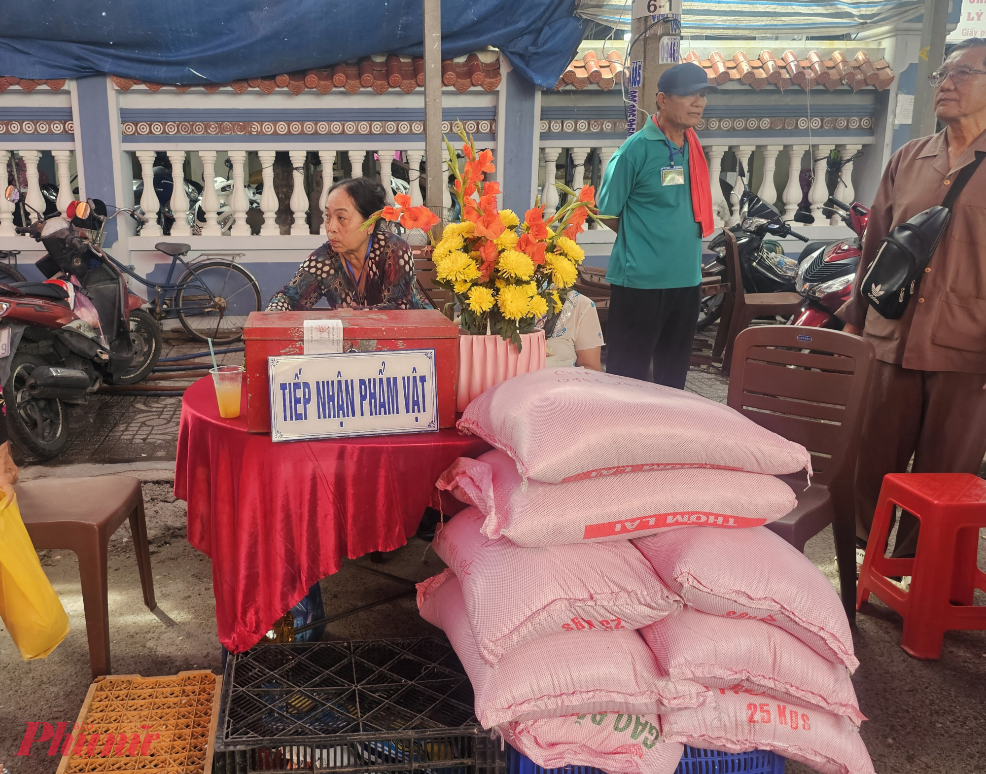 Theo Ban quản lý Đình thần Nguyễn Trung Trực cho biết, tính đến ngày 15/10,  đã nhận được hơn 154 tấn gạo, 7,6 tấn đường, 4.700 chai nước tương, hơn 4.000 lít dầu ăn, hơn 4 tấn nếp, hơn 8 tấn đậu nành và nhiều nhu yếu phẩm khác phục vụ lễ hội.