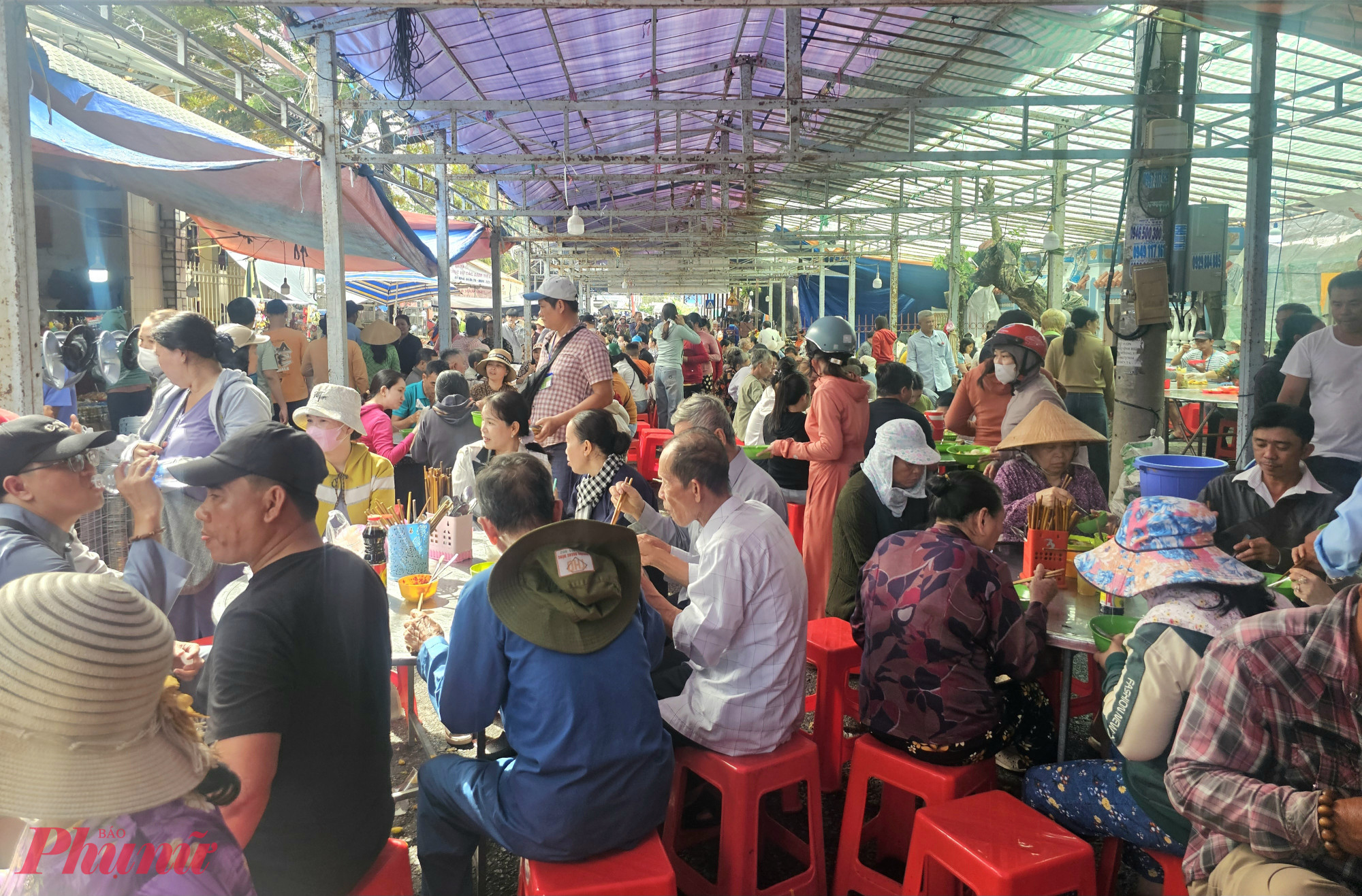 Ghi nhận của phóng viên, mặc dù chưa đến ngày chính lễ giỗ của Anh hùng Nguyễn Trung Trực, nhưng từ nhiều ngày nay, hàng chục ngàn lượt người dân từ các tỉnh, thành miền Tây đã về Đình thần Nguyễn Trung Trực để dự lễ giỗ lần thứ 157.