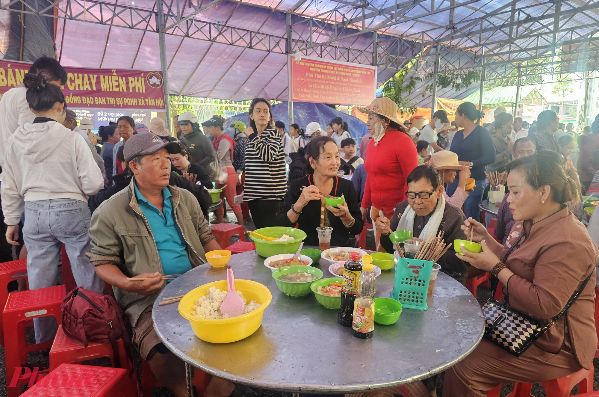 Để phục vụ khách đến tham dự lễ giỗ Anh hùng Nguyễn Trung Trực lần thứ 157, có 6 trại cơm, 2 trại bánh xèo, 2 trại tàu hũ, 1 chỗ nghỉ để phục vụ miễn phí cho người dân tham dự lễ hội.