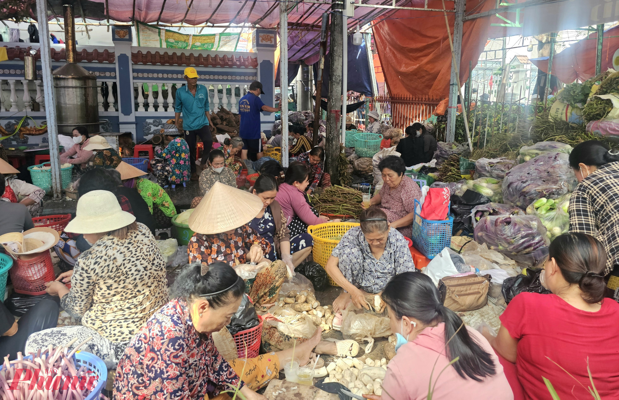 Ngoài ra, còn có hơn 3.000 tình nguyện viên tham gia phục vụ từ nấu ăn, đến chế biến thức ăn và dọn vệ sinh…phát thuốc miễn phí…. 