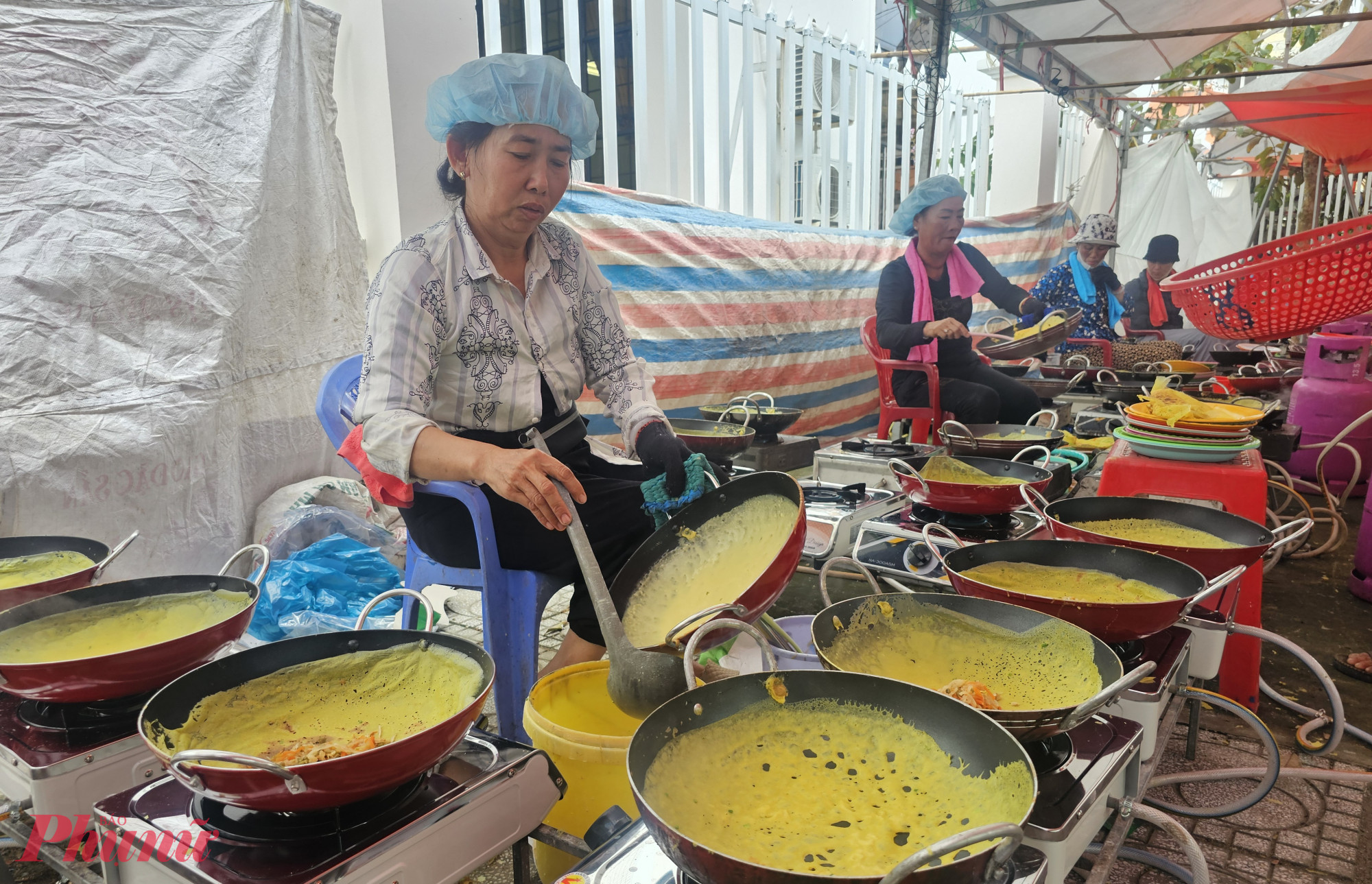 Bà Phan Thị Tâm – ngụ phường Rạch Giá cho biết, năm nào đến lễ giỗ cũng dành thời gian một tuần để phục vụ. Những năm về sau người dân từ khắp nơi đổ về dự lễ giỗ nhiều hơn trước.