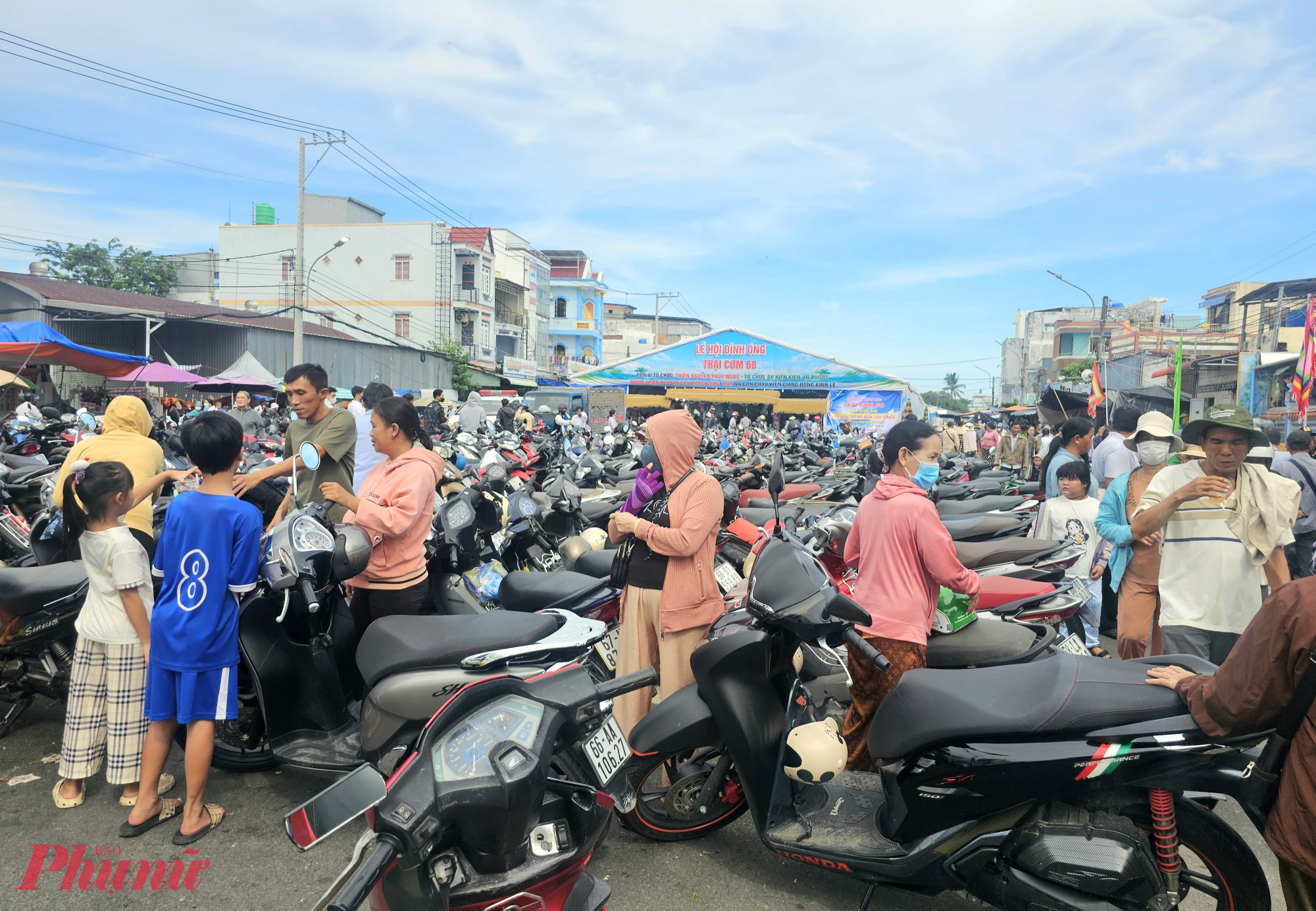 Tại các ngã đường tại khu vực nơi thờ Anh hùng Nguyễn Trung Trực chật kín phương tiện của người dân về dự lễ giỗ, các trụ sở quan, ban, ngành tỉnh An Giang cũng được tận dụng để phục vụ lễ hội.
