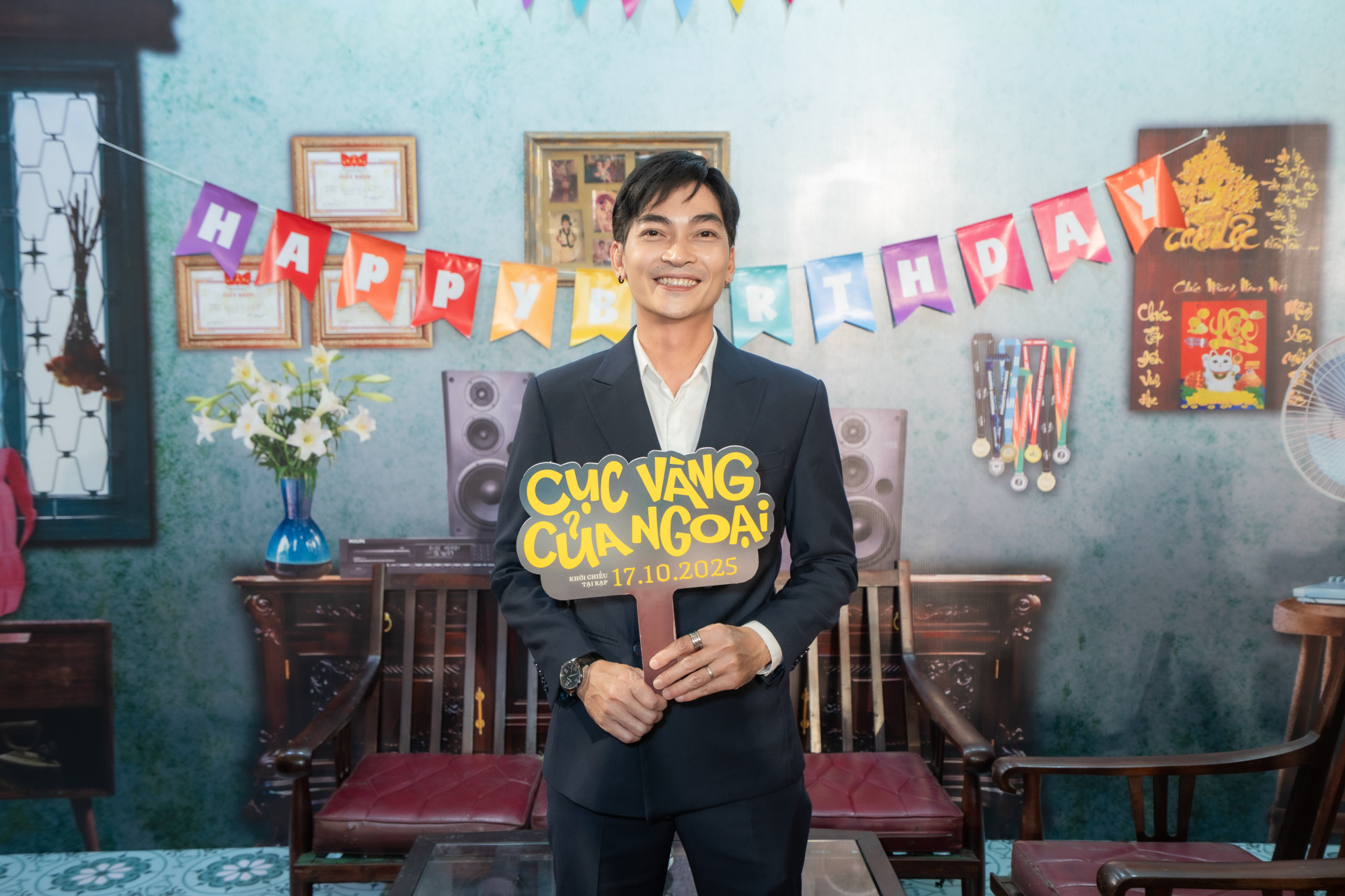 Khương Ngọc - đạo diễn của bộ phim Cục vàng của Ngoại, xuất hiện đơn giản với bộ vest đen và áo sơ mi trắng cổ điển.