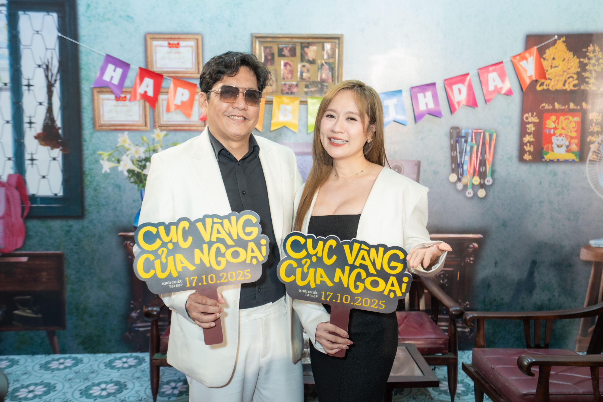 Vợ chồng Đức Thịnh - Thanh Thúy xuất hiện nổi bật với phong cách đồng điệu. Đức Thịnh diện vest trắng phối cùng sơ mi đen và kính râm tối màu, tạo hình ảnh lịch lãm, chững chạc nhưng vẫn trẻ trung. Thanh Thúy chọn đầm đen ôm dáng kết hợp blazer trắng, mang đến vẻ đẹp hiện đại, quý phái mà vẫn nhẹ nhàng, nữ tính.