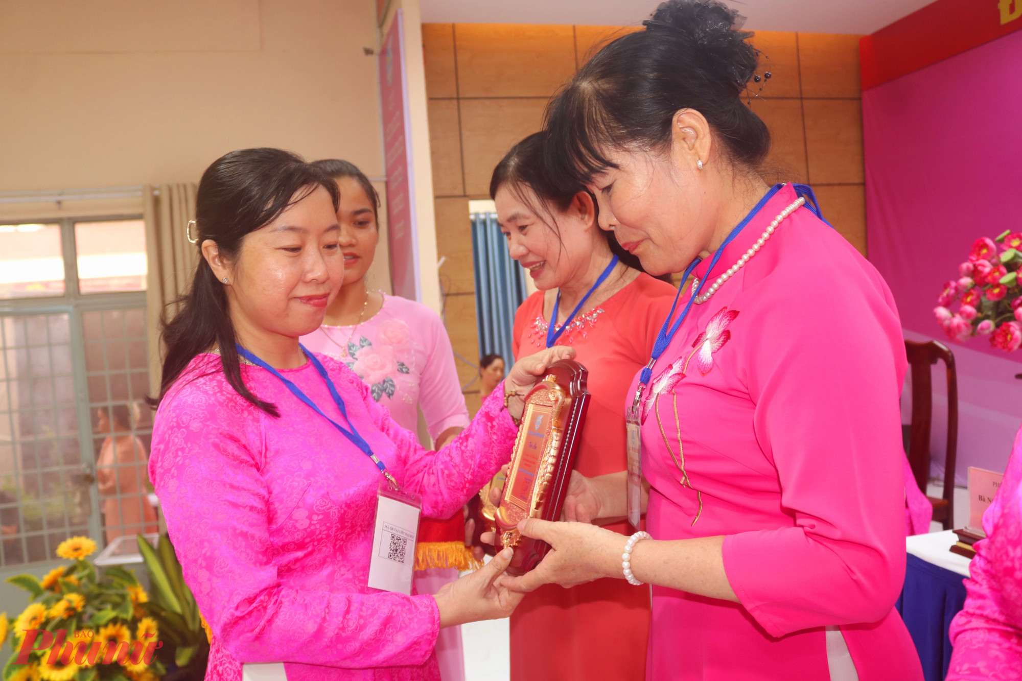 Phụ nữ phường Long Bình góp sức bảo vệ môi trường Bà Trần Thị Thanh Trúc – Chủ tịch Hội LHPN phường Long Bình – trao quà tri ân các dì, các chị ủy viên không tham gia Ban chấp hành nhiệm kỳ mới - Ảnh: Thảo Nguyên