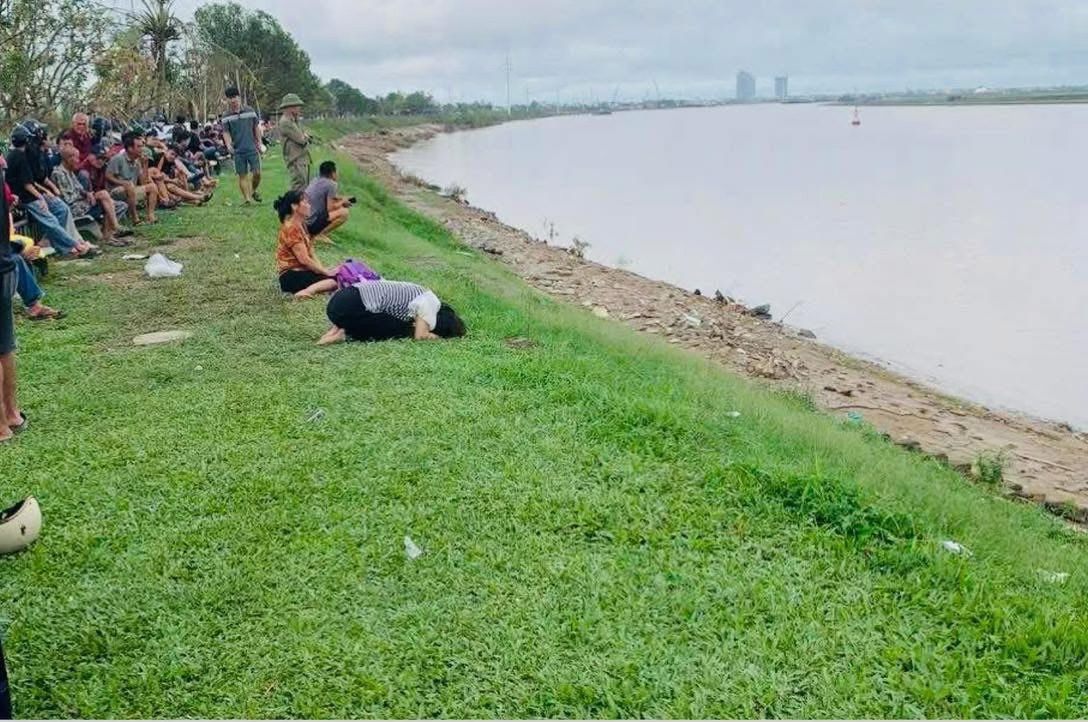 Người thân cầu nguyện trên bò sông trong quá trình tìm kiếm thi thể 3 bố con, n hưng không có phép màu nào xảy ra (Ảnh: Nghệ An News)