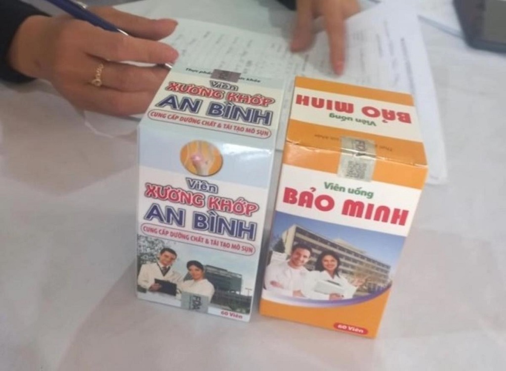 2 trong số thực phẩm chức năng mà nhóm của Hiền thổi phồng công dụng thành “thuốc đặc trị” bán với giá cao cho người dân vùng miền núi - Ảnh công an cung cấp