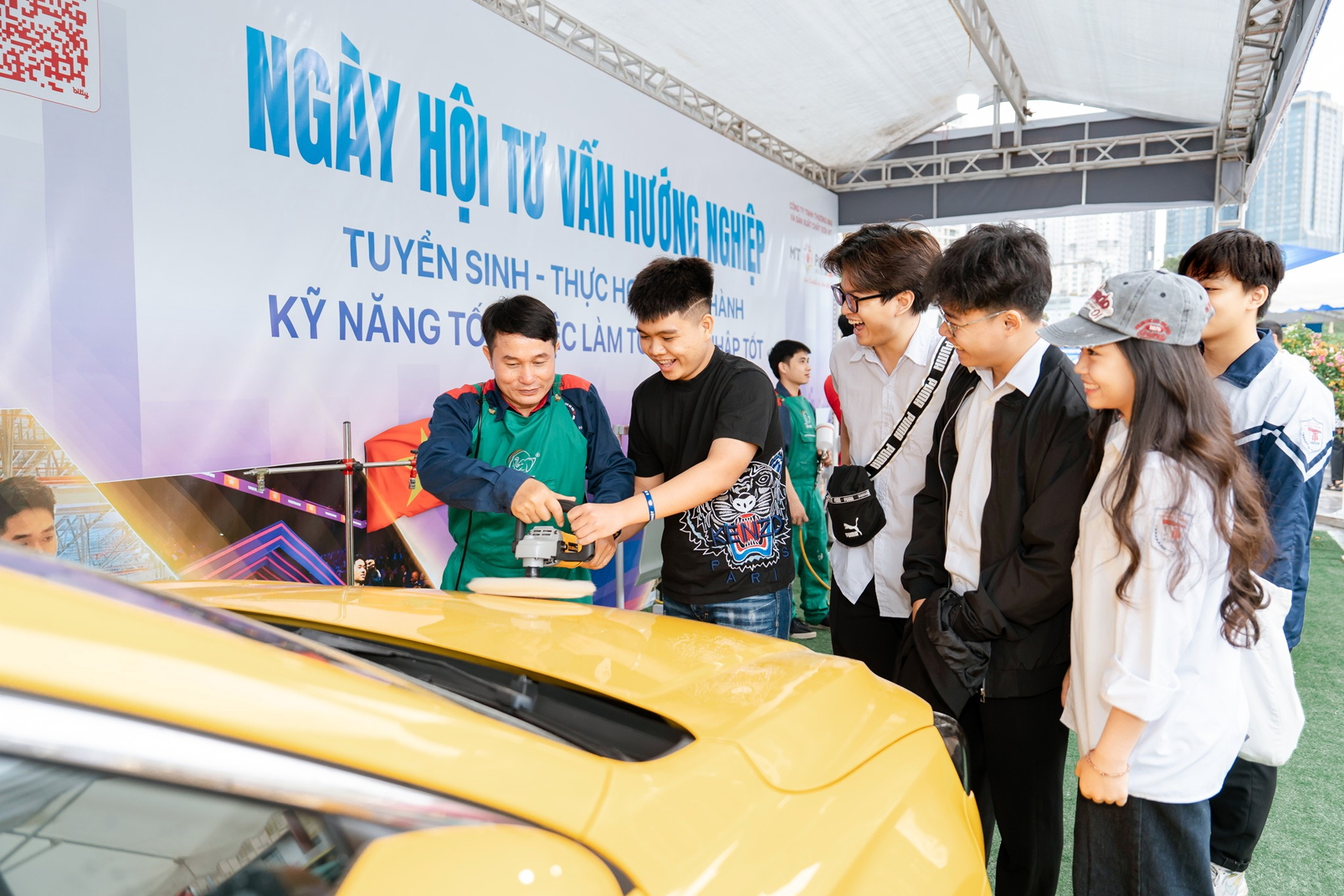 Học sinh tìm hiểu nghề kỹ thuật ô tô của Trường trung cấp nghề Giao thông công chính Hà Nội - ẢNH: M.T.