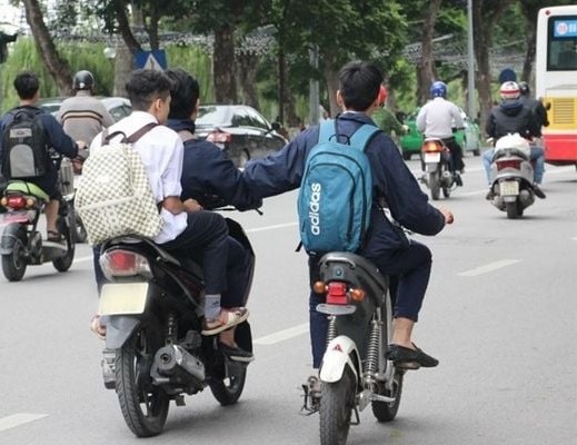 Phụ huynh không cho trẻ điều khiển xe máy, xe đạp điện khi chưa đủ tuổi, ảnh internet