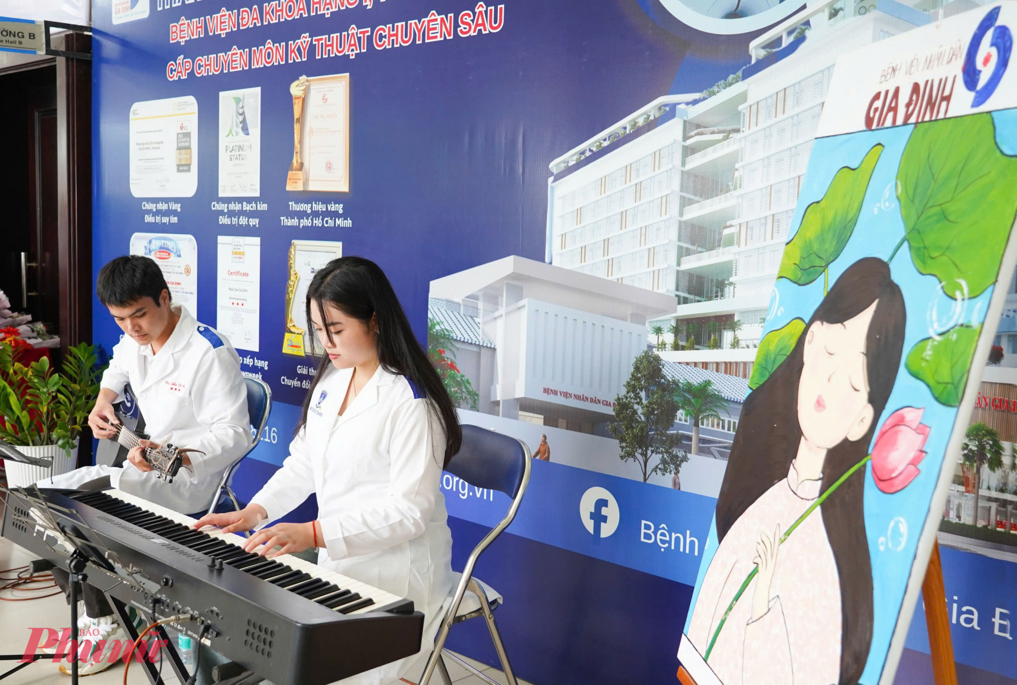 Đặc biệt, buổi hòa nhạc “Giai điệu Blouse Trắng” do các sinh viên khoa Y, Trường Đại học Nguyễn Tất Thành biểu diễn, cùng hoạt động làm nước hoa thủ công, trang điểm, làm móng, gội đầu… đã giúp các chị em cảm thấy được yêu thương, trân trọng.