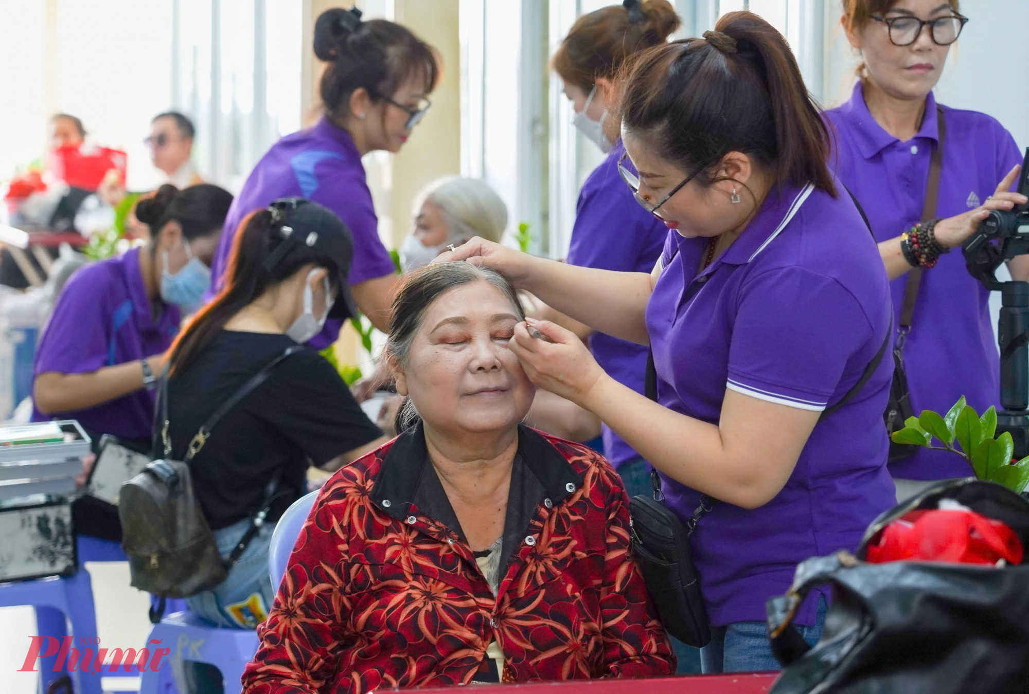 Chương trình mang đến không gian ấm áp với nhiều hoạt động ý nghĩa như chụp ảnh lưu niệm, “xây” cây ước nguyện, triển lãm bức tranh “Phụ nữ bên hoa sen” do các bệnh nhi thực hiện bằng dấu vân tay,…