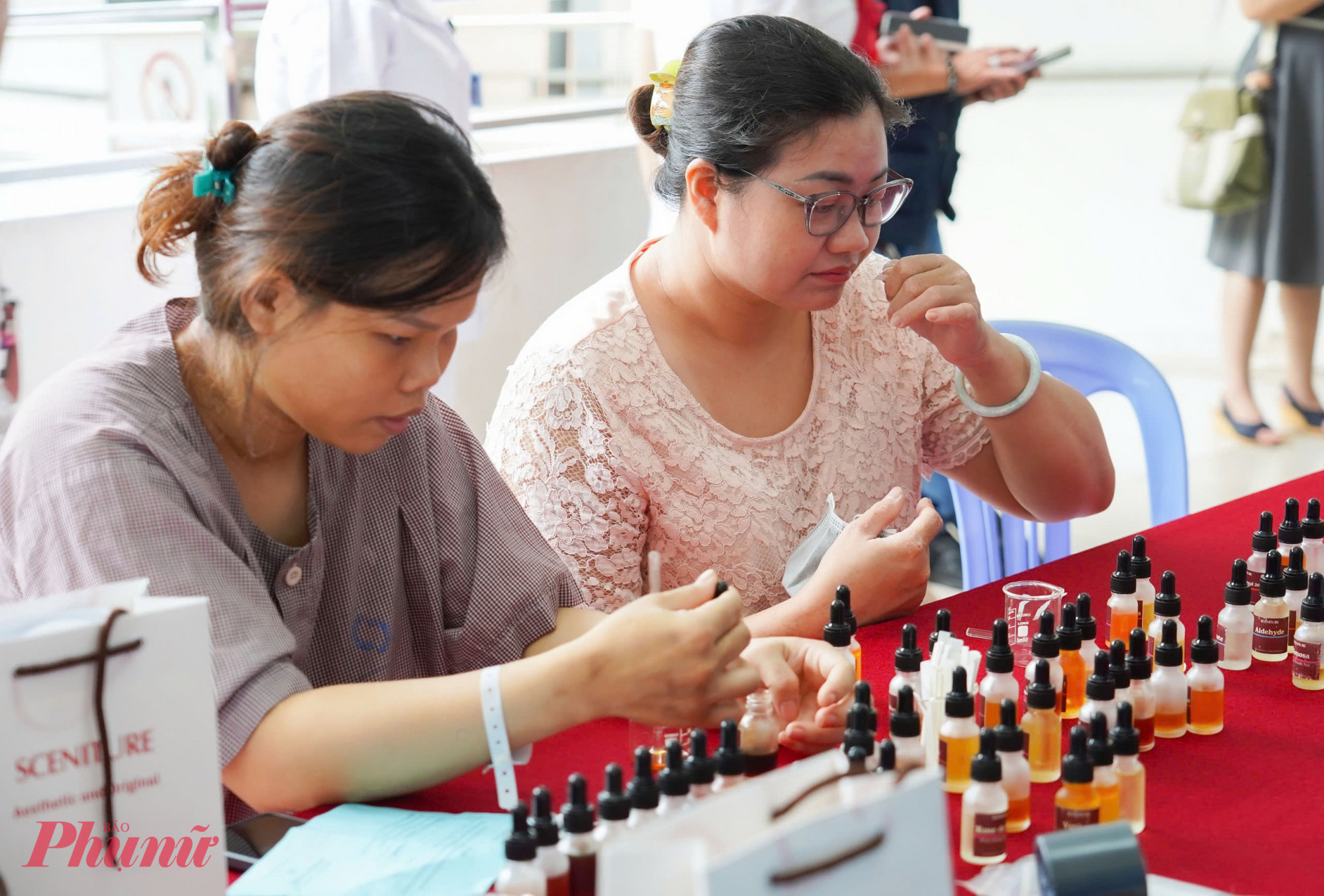 Tự tay điều chế nước hoa dưới sự hướng dẫn của tình nguyện viên