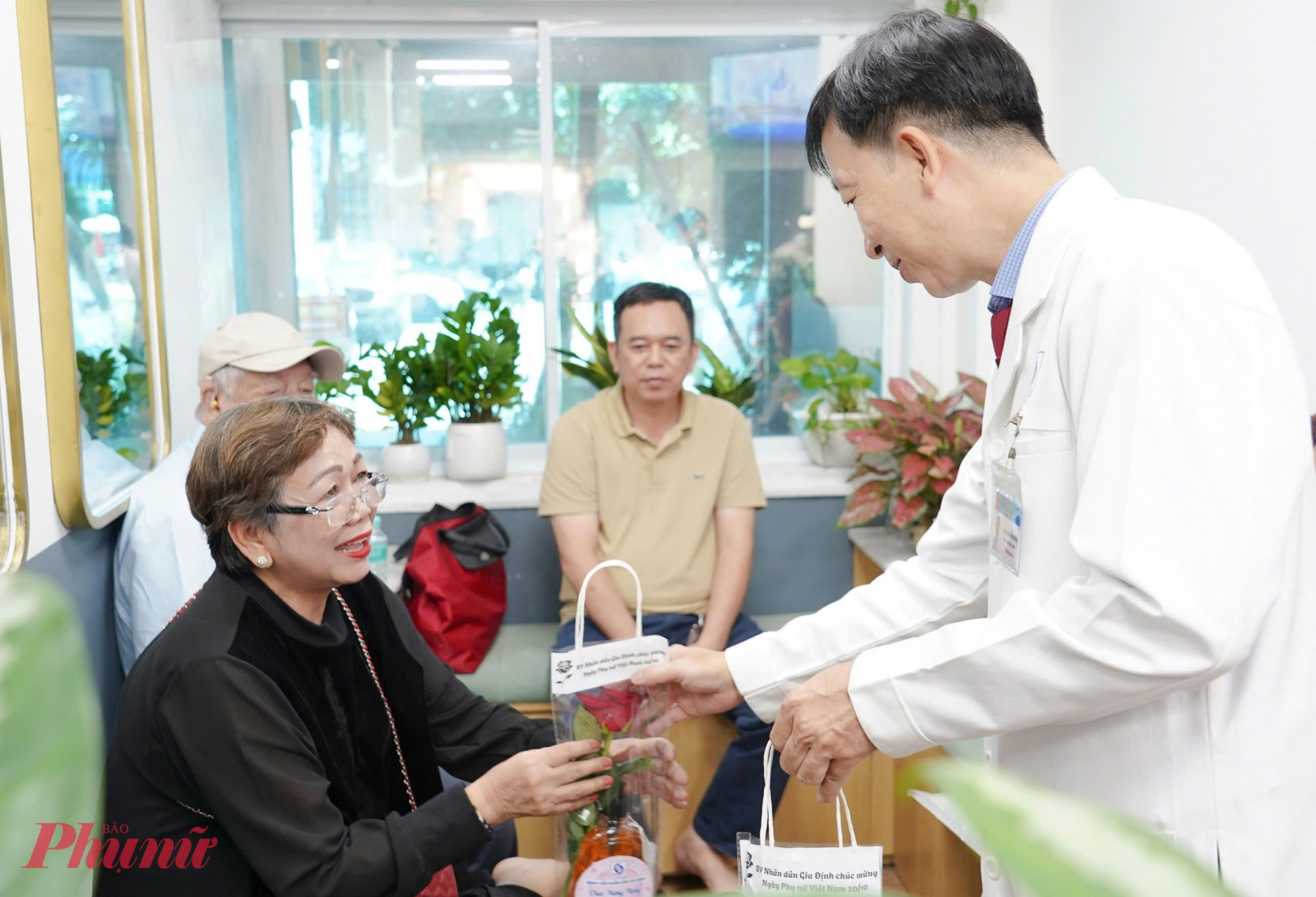 Mỗi chị em được một món quà nhỏ xinh xinh