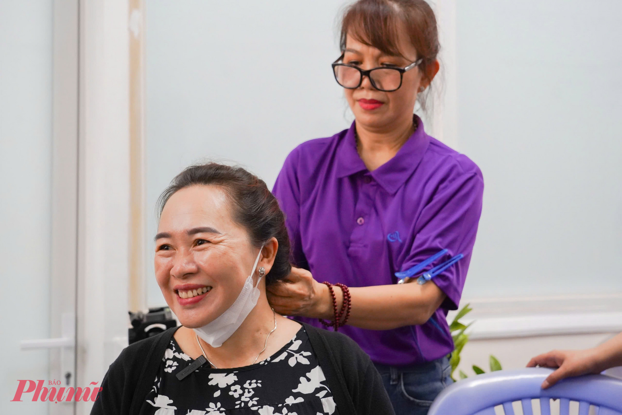 Chị C.T.M. đang điều trị tại khoa Ngoại thần kinh xúc động: “Tôi không ngờ bệnh viện có hoạt động 20/10 đầy ý nghĩa này. Hôm nay, tôi được làm đẹp, có nước hoa và thư thái nghe nhạc,… tôi thấy khỏe hơn nhiều rồi. Đây đúng là một ngày đáng nhớ”