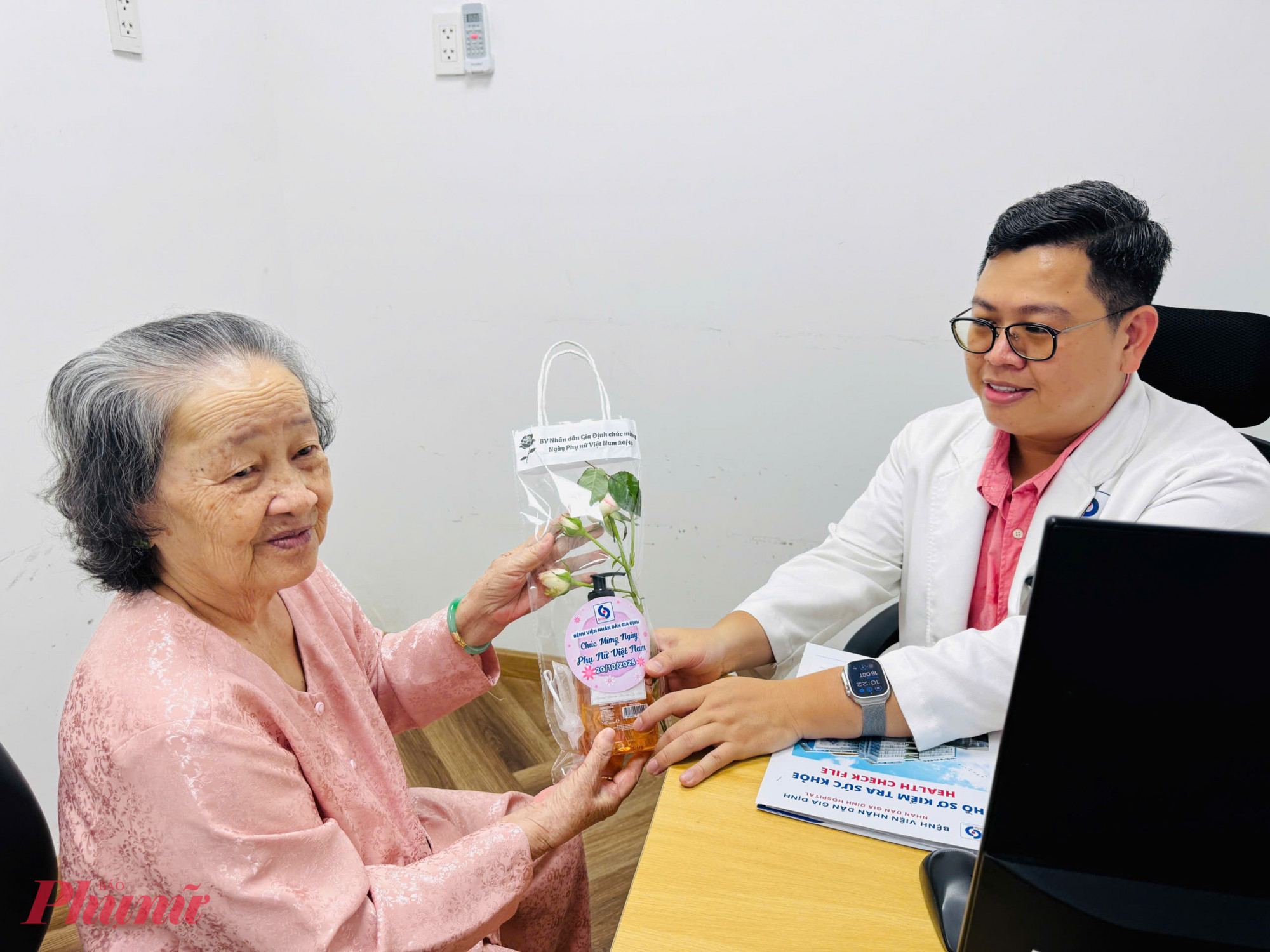 Trong khi đó, các bệnh nhân ở nhiều khoa khám bệnh cũng bất ngờ vì được bác sĩ tặng hoa sau thăm khám