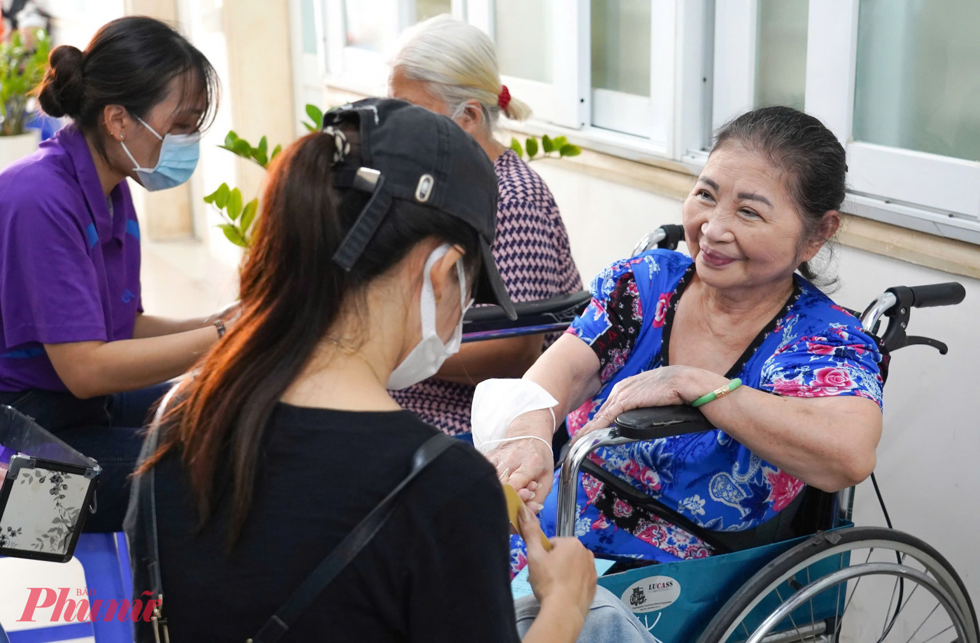 100 nữ bệnh nhân đều bất ngờ trước chương trình đầy ý nghĩa này