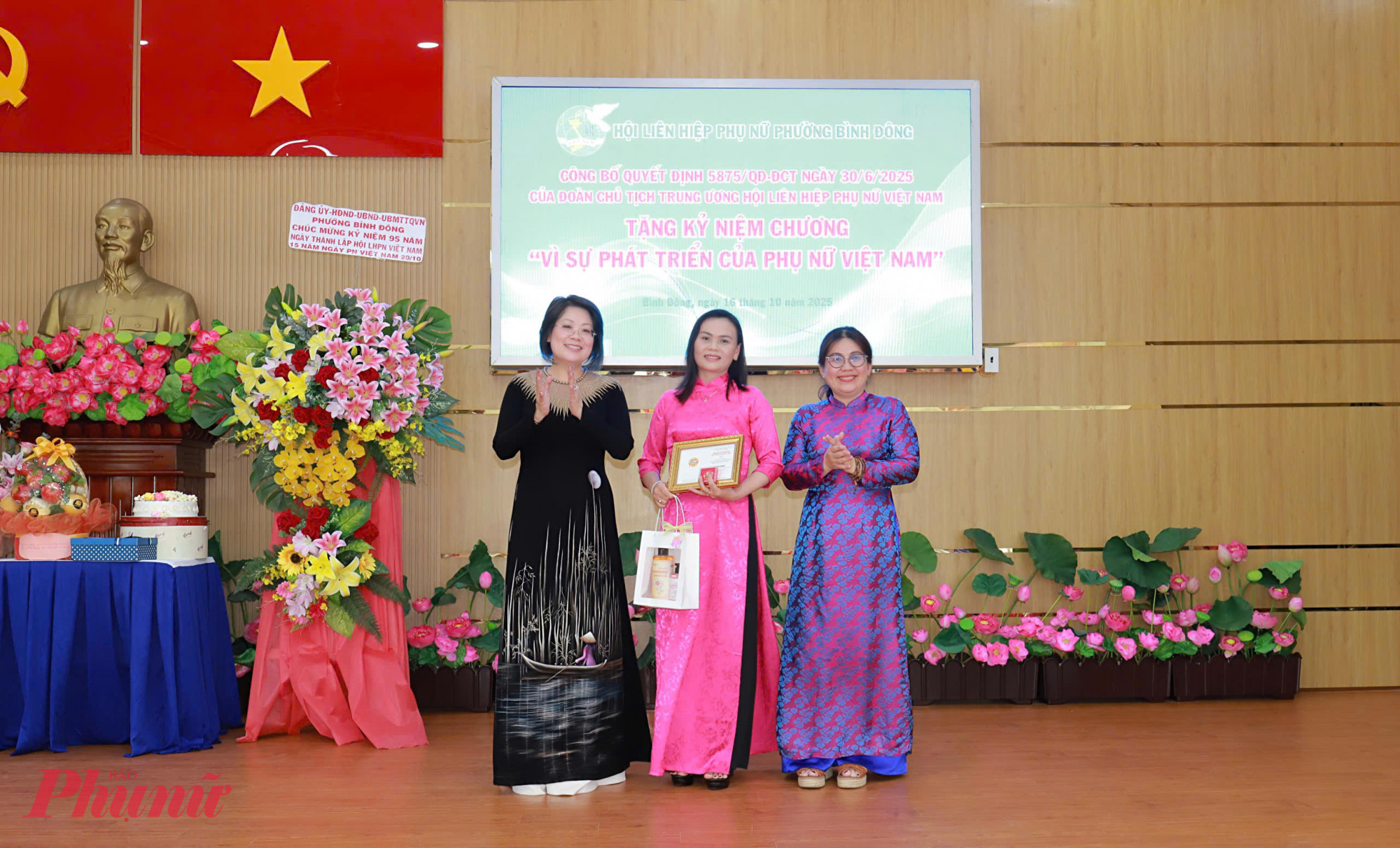 Bà Huỳnh Mỹ Ngọc - Phó bí thư Thường trực Đảng ủy phường (bìa phải) và bà Nguyễn Thị Thu Hoa - Phó Bí thư Đảng ủy, Chủ tịch UBND phường Bình Đông trao Kỷ niệm chương Vì sự phát triển của phụ nữ Việt Nam và quà đến chị Trần Thị Thương - hội viên phụ nữ phường Bình Đông, nguyên Uỷ viên BCH Hội LHPN phường 7, quận 8