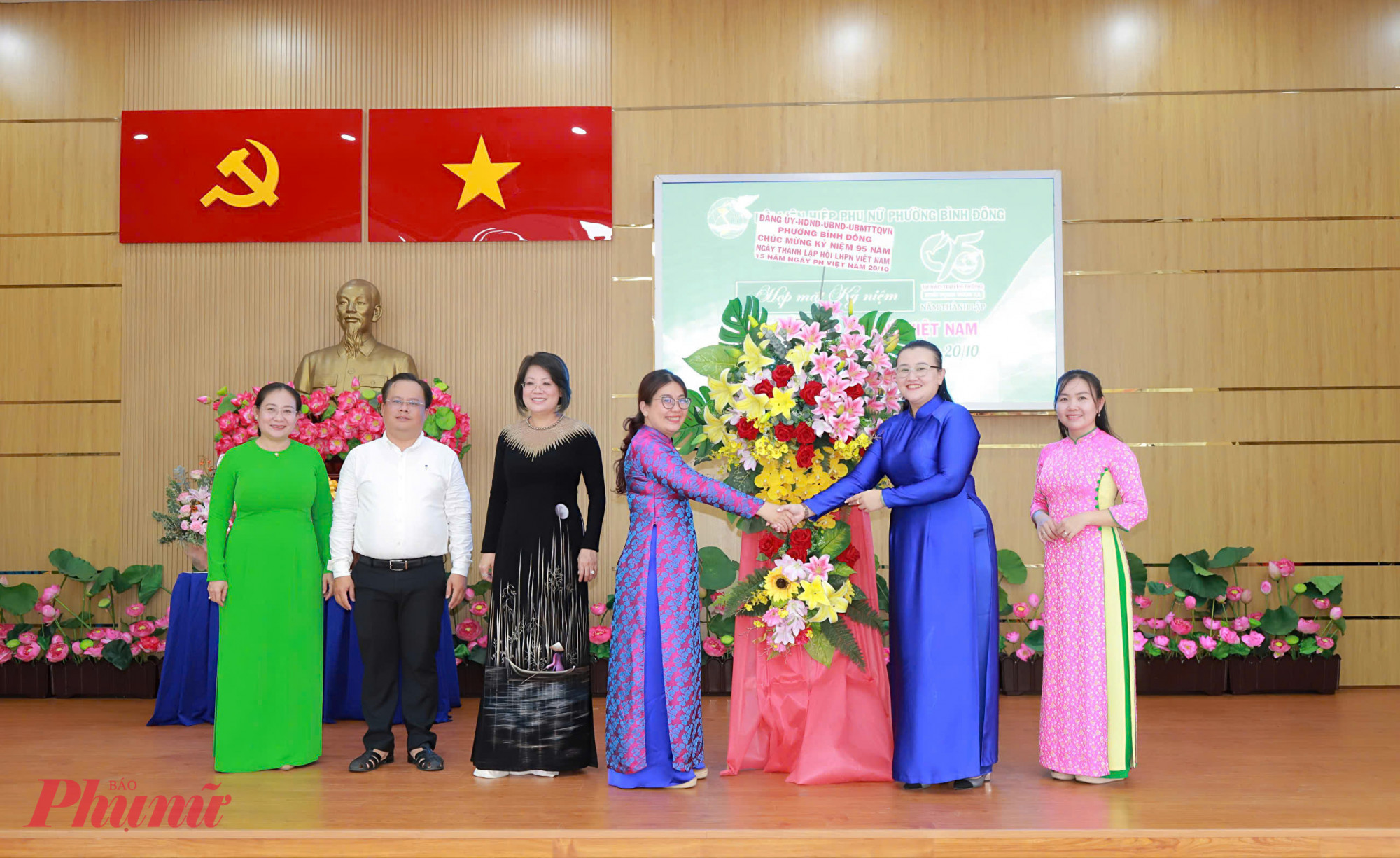 Đảng ủy - HĐND - UBND - Uỷ ban MTTQ Việt Nam phường tặng hoa chúc mừng kỷ niệm 95 năm Ngày thành lập Hội LHPN Việt Nam