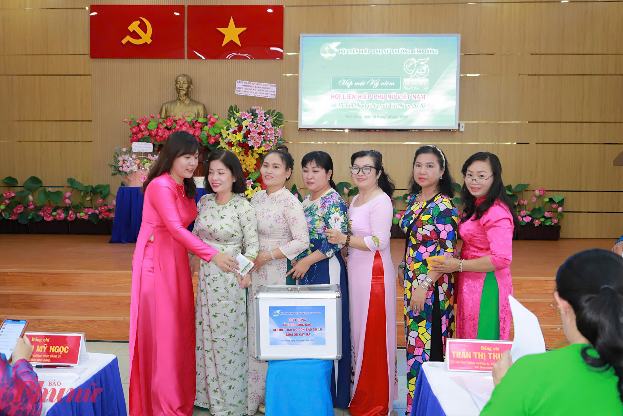 Hội LHPN Phường Bình Đông đã phát động vận động ủng hộ đồng bào khắc phục thiệt hại do bão, lũ gây ra, thể hiện tinh thần tương thân tương ái, trách nhiệm xã hội của phụ nữ Phường Bình Đông, qua đó đại biểu tham dự buổi họp mặt đã đóng góp 5.150.000 đồng.