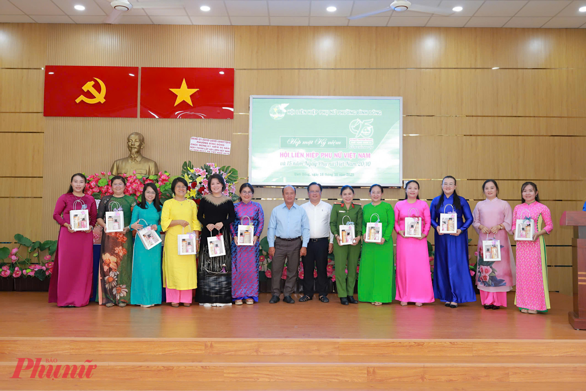 Trao quà chúc mừng