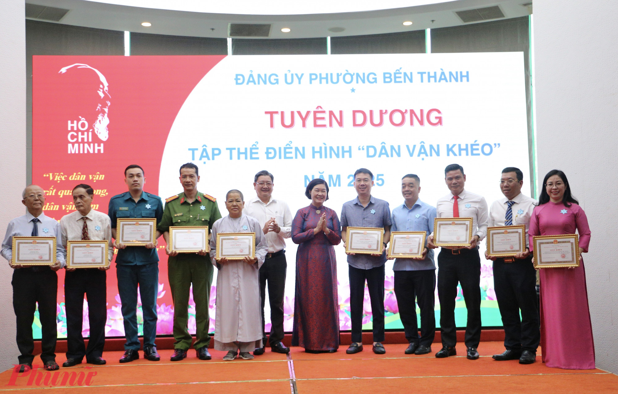 Bà Hoàng Thị Tố Nga - Bí thư Đảng ủy, Chủ tịch HĐND phường và ông Nguyễn Thành Phát - Phó Chủ tịch UBND phường trao khen thưởng đến các tập thể dân vận khéo năm 2025 - Ảnh: Thanh Tâm