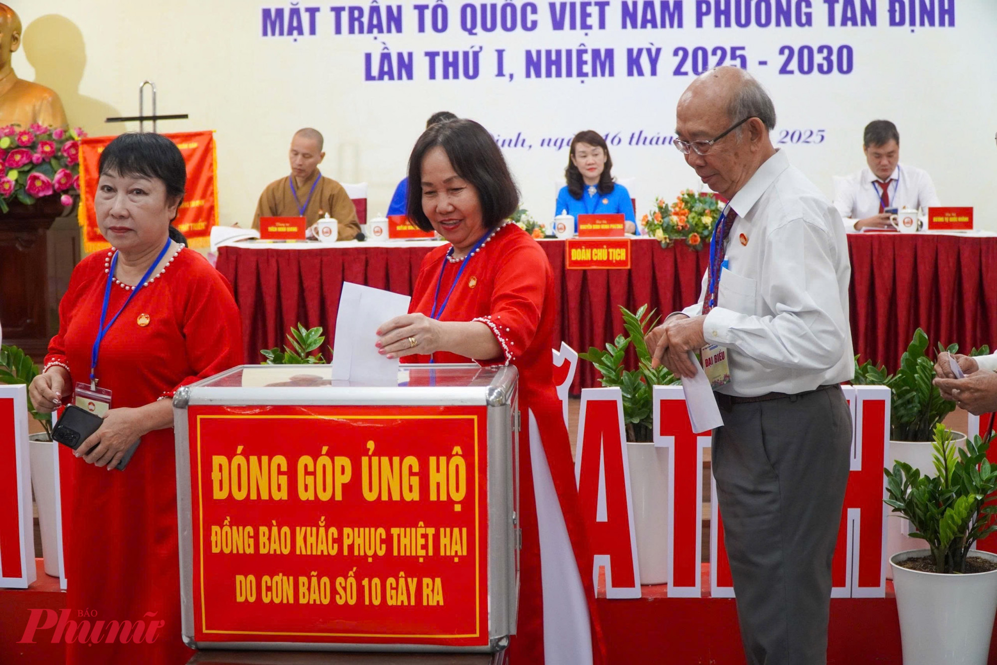 Đại biểu tham dự Đại hội MTTQ phường Tân Định chung tay ủng hộ đồng bào vùng lũ - Ảnh: Thanh Tâm