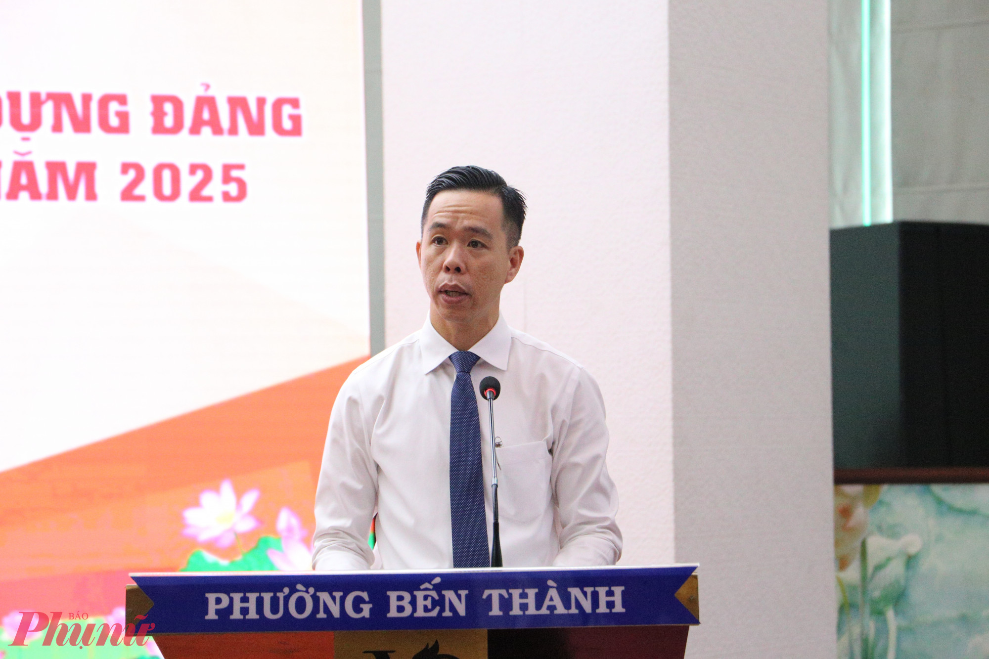 Ông Nguyễn Kim Đức - Phó Bí thư Thường trực Đảng ủy phường Bến Thành phát biểu ôn lại truyền thống ngày hội  - Ảnh: Thanh Tâm
