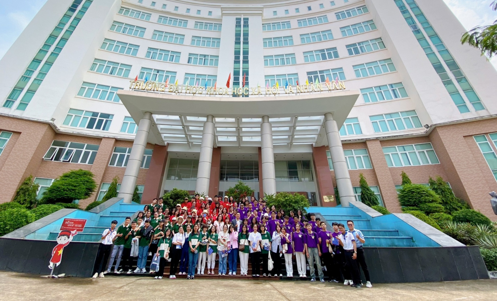Nhiều sinh viên của Trường đại học Khoa học xã hội và Nhân văn lên tiếng phản ứng về học phí của trường - Ảnh: USSH