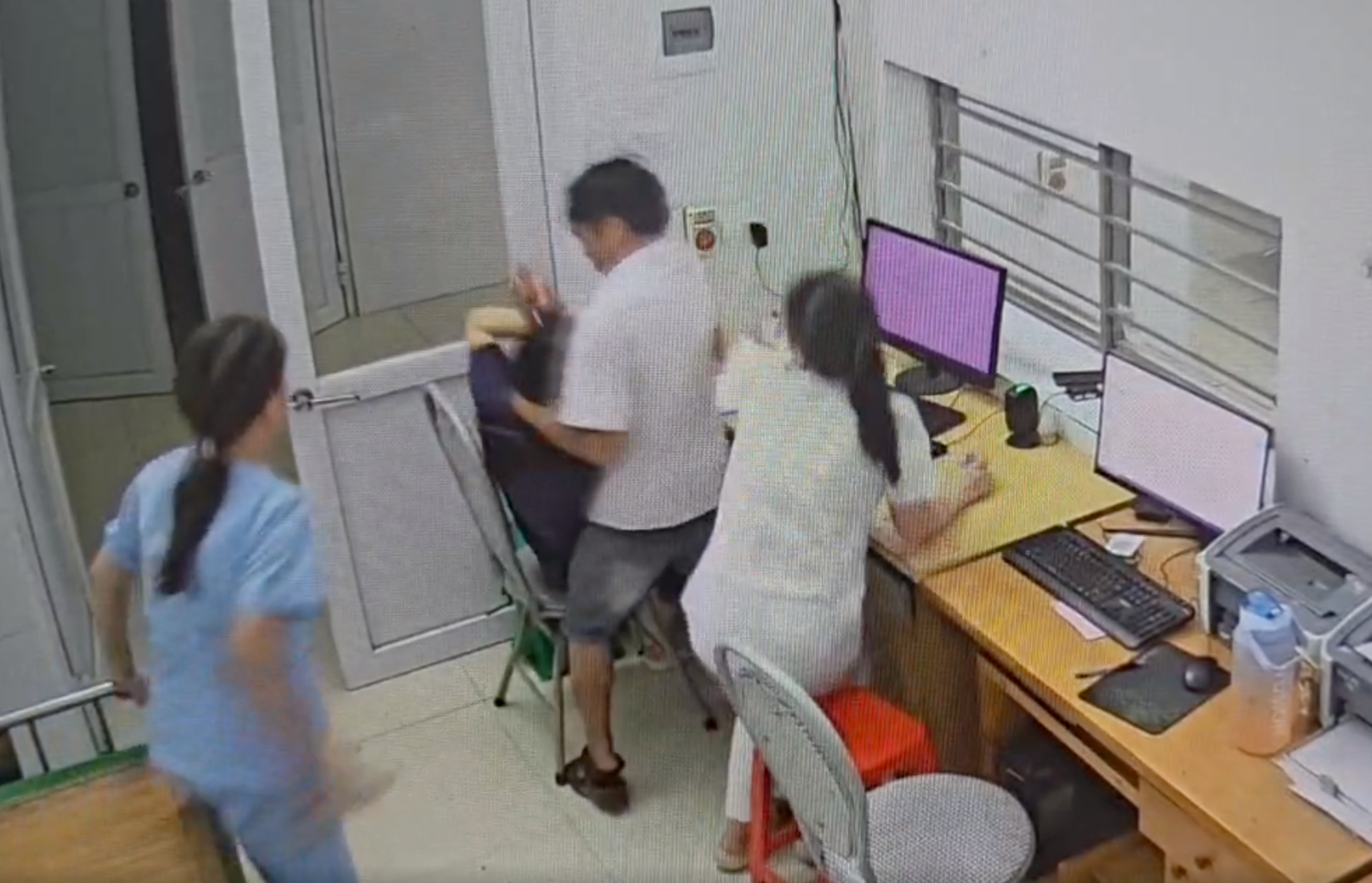 Hòa lao vào phòng khống chế, dọa chọc bút vào mắt nữ bác sĩ - Ảnh cắt từ clip