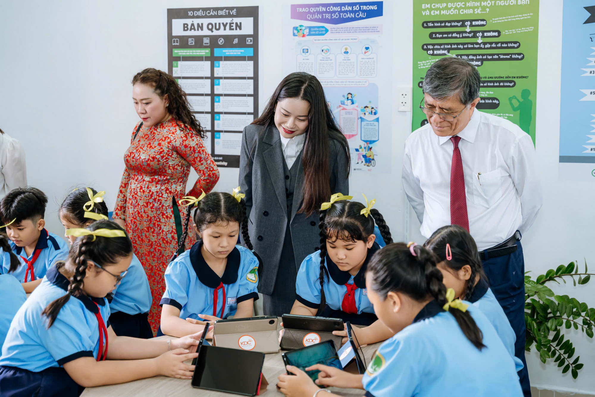 Lãnh đạo Sở GD-ĐT TPHCM trải nghiệm phòng học số cùng học sinh - Ảnh: BTC