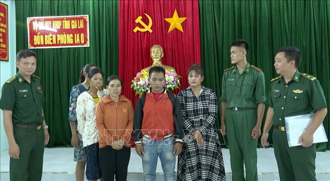 Công dân tỉnh Gia Lai được Bộ đội biên phòng giải cứu khi bị lừa bán sang Campuchia. Ảnh: TTXVN