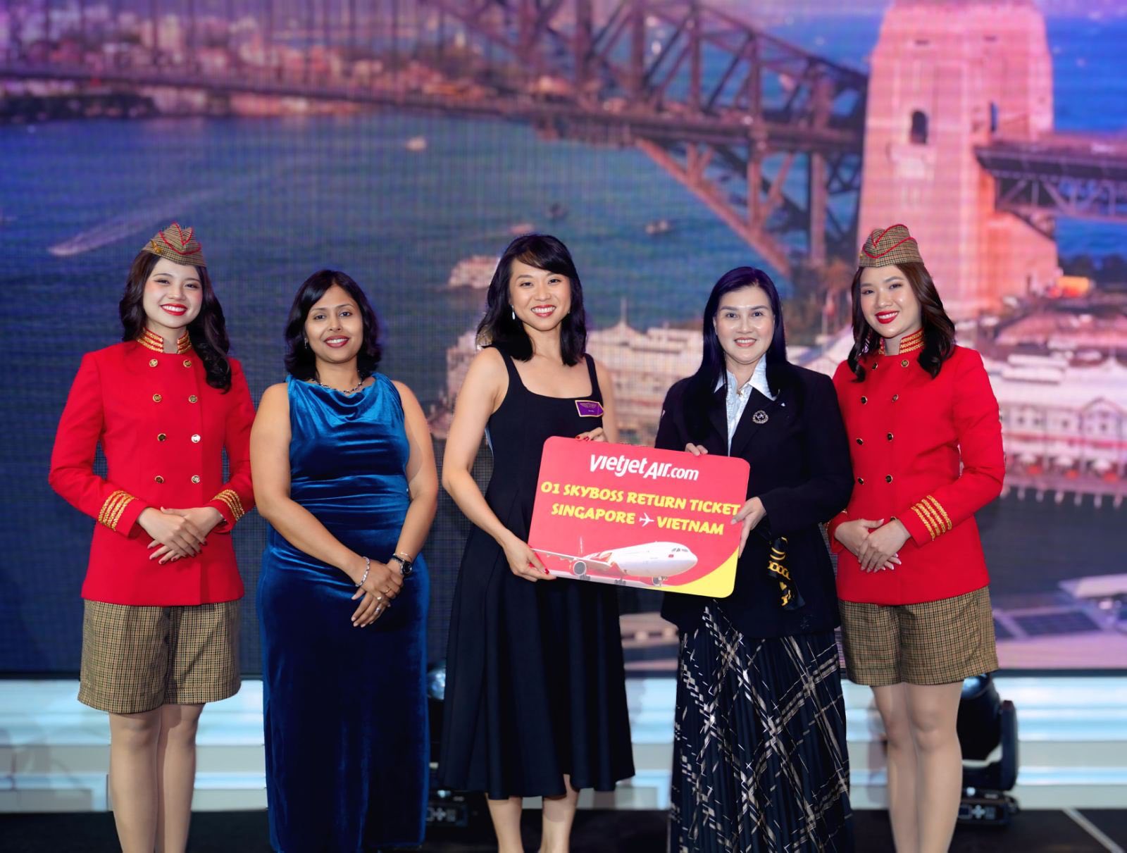 Vietjet trao tặng nhiều phần quà khích lệ những sáng kiến trao quyền cho phụ nữ tại Hội nghị - Ảnh: Vietjet
