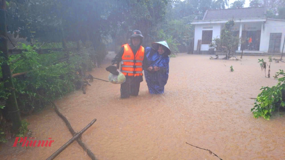 Trong thời điểm nước ngập cao và mưa lớn kéo dài, xã đã huy động lực lượng Công an, Quân sự, Biên phòng tổ chức trực gác, điều tiết giao thông tại các điểm ngập nặng, nhất là khu vực Quốc lộ 1A đoạn trước Trường Tiểu học Lộc Trì 1 - nơi thường xuyên ngập sâu khi mưa lớn.