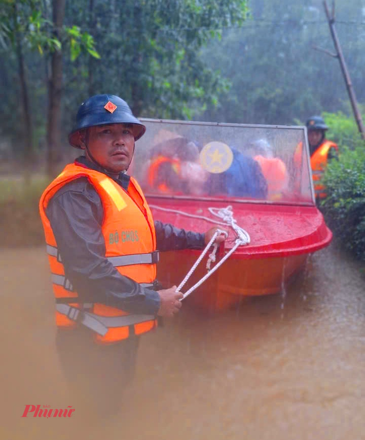 “Chúng tôi đã cho 4.443 học sinh thuộc 11 trường trên địa bàn nghỉ học từ trưa và chiều 16/10 để đảm bảo an toàn. Đến thời điểm hiện tại, toàn xã có 161 hộ bị ngập từ 30 - 80cm; lực lượng chức năng đã kịp thời di dời 4 hộ/11 nhân khẩu ở vùng ngập sâu đến nơi an toàn”, ông Hiệp thông tin.