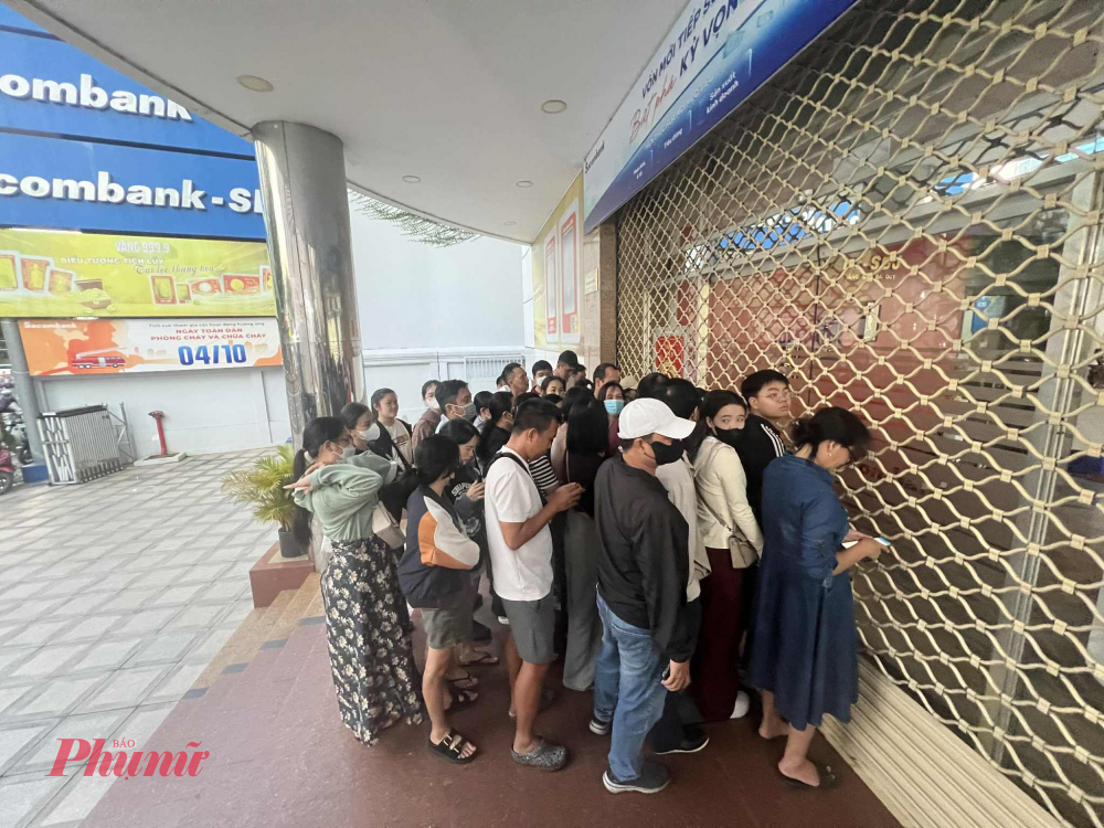 Vàng, bạc liên tục tăng nóng, người mua xếp hàng từ 4 giờ sáng Không khí tại trước từ sớm nhộn nhịp nhưng an ninh và an toàn. Mọi người xếp hàng trong trật tự. Theo bảo vệ của ngân hàng, những ngày qua lượng ngưòi xếp hàng nhiêif vac sớm. Những ngày trươc tầm 5g mới có người xếp hàng, nhunv hôm nay 4g thậm chí hơn 3g đã thấy ngưòi đứng đến xếp hànhĐứng đợi g bảo vệ ra phát sô. Chỉ khoảng 5 phút lá 30 số đầu đã được phát xong. Nhận được phiếu trong tay có ngưòi tiếp tục ngô8f chờ để 7g30 có thể giao dịc. Nhung phần lớn là moi ngưòi túa ra đi tìm những quán ăn càphee để bạp năng lu9wjnv