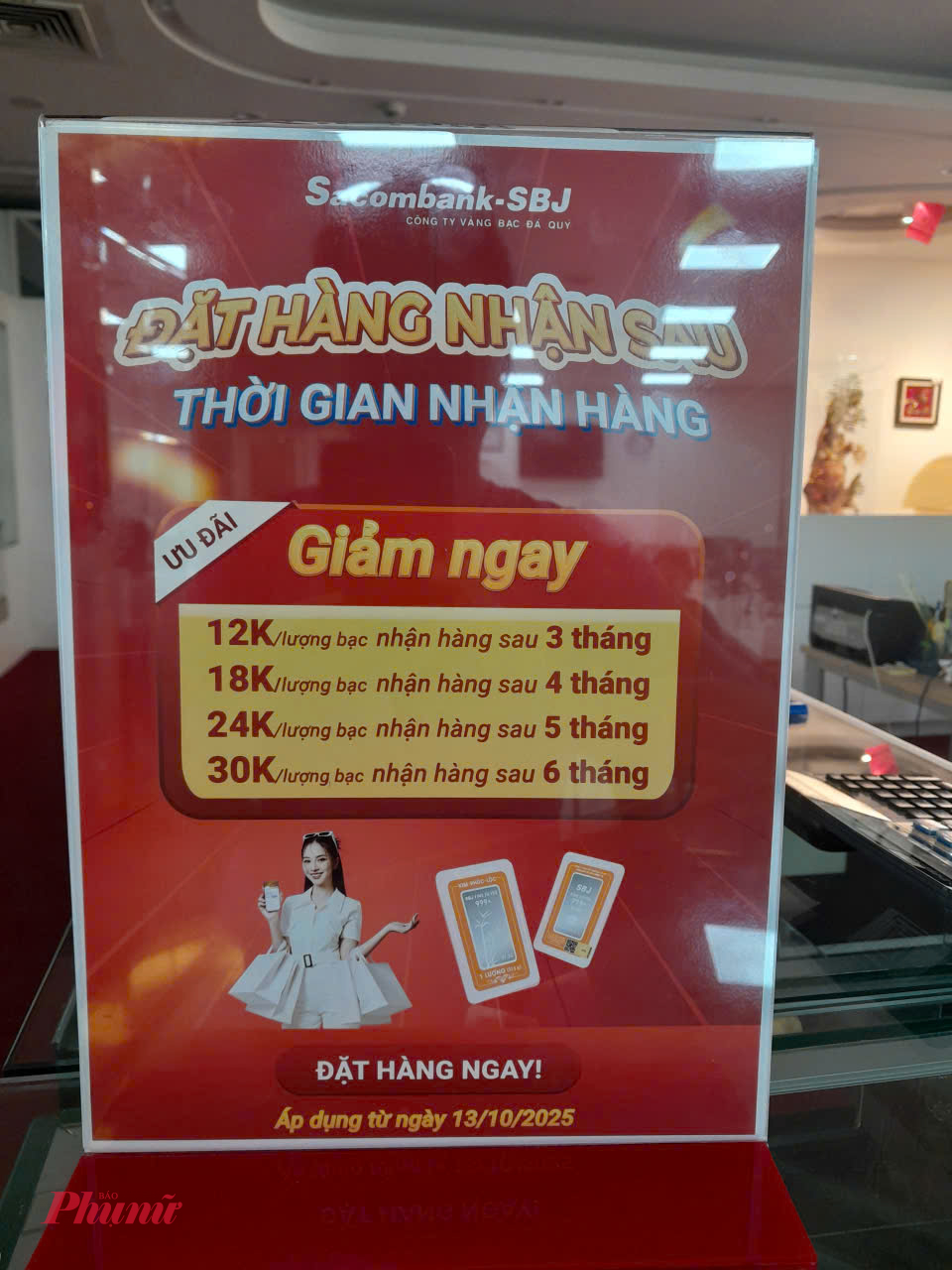 Vàng, bạc liên tục tăng nóng, người mua xếp hàng từ 4 giờ sáng Một nhân viên của ngân hàng cho biểt do nhj cầu của khác hanf quá lớn, lượng cung không đủ nên mọi ngưòi phài đặt hàng. Hiện ngân hàng có nhận dặ.... Thụec tế sẽ hơn 3 tháng. Anh H cji biết anh dặt mua 50l ngày 15.10 nhung pgari đếb bgay 30.1 mói nhận hành