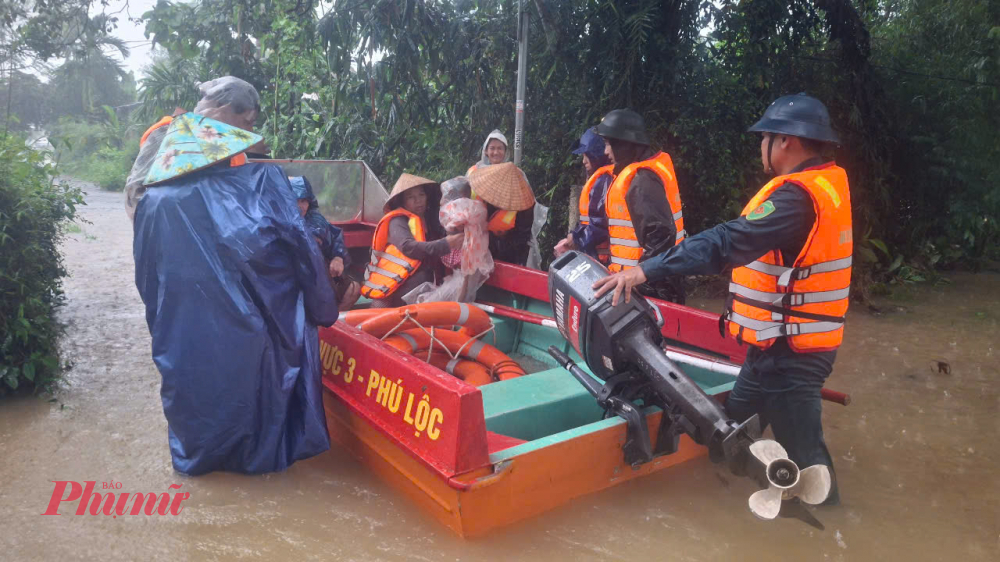  Mưa lớn kéo dài từ đêm 15/10 đến chiều 16/10 khiến nước sông dâng nhanh, nhiều tuyến đường ở địa phương bị ngập, nước chảy xiết khiến nhiều thôn tại xã Phú Lộc ngập sâu trong nước lũ