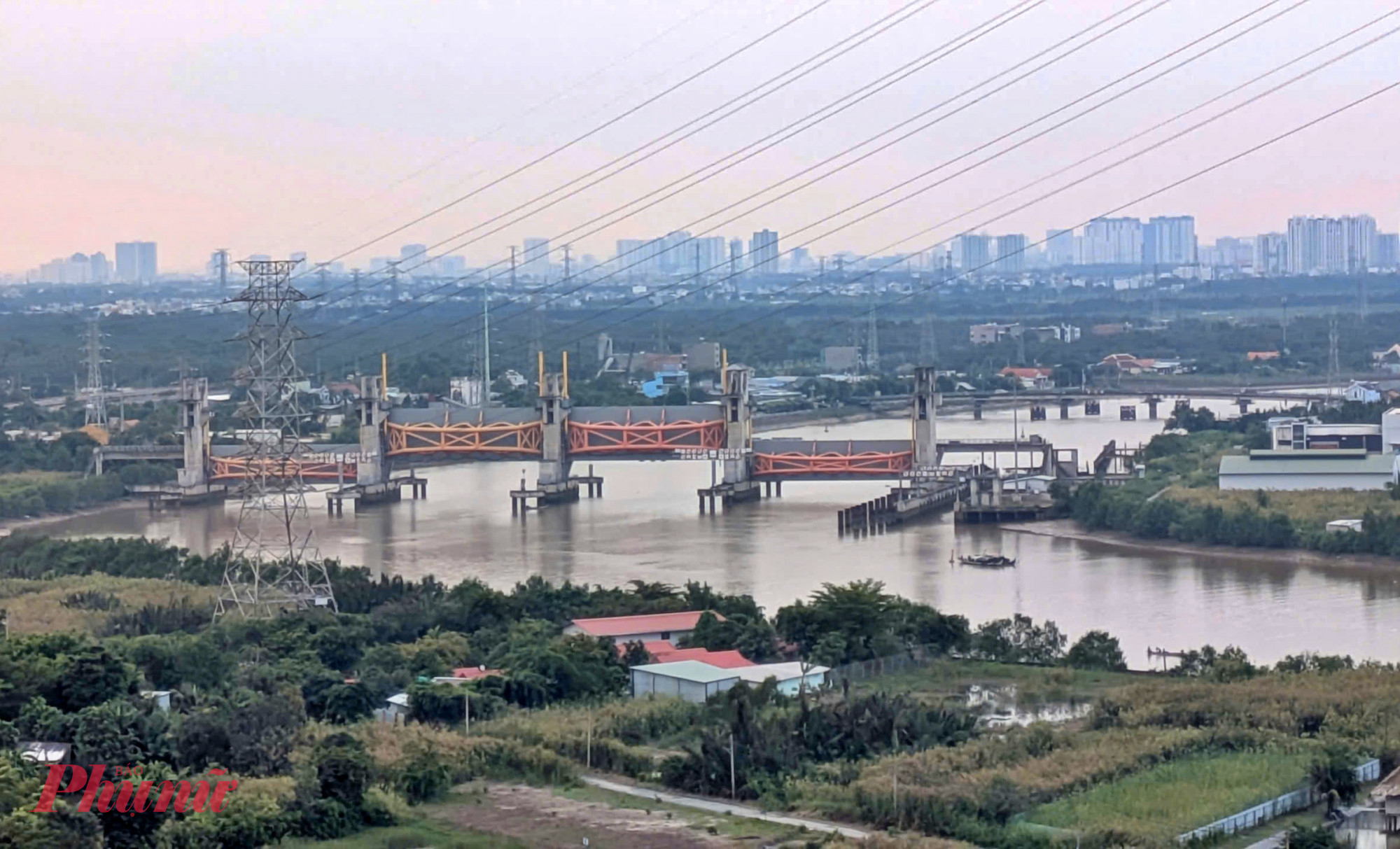 Ông Nguyễn Hoàng Anh Dũng, Phó Giám đốc Ban Quản lý dự án đầu tư xây dựng hạ tầng đô thị TP Hồ Chí Minh, cho biết, hiện nay toàn bộ dự án đã thi công đạt được 92% tổng số khối lượng công trình. 