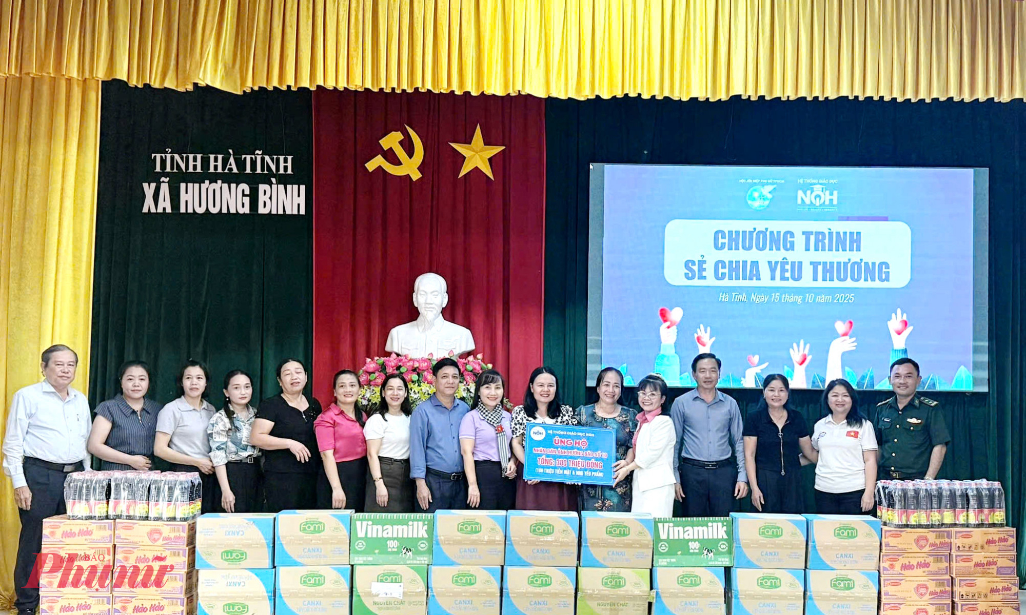 Đoàn công tác mang các phần quà, nhu yếu phẩm, sữa đến tỉnh 