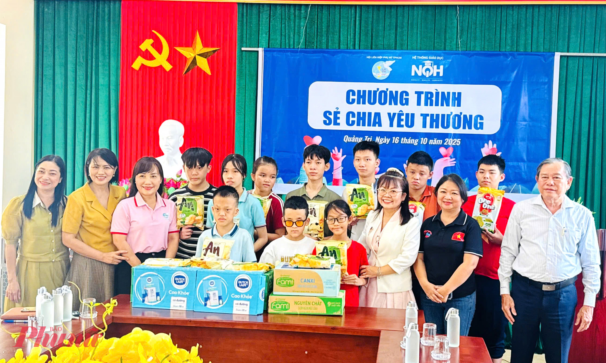Đoàn công tác tặng quà đến trung tâm nuôi dạy trẻ khuyết tật tại tỉnh 