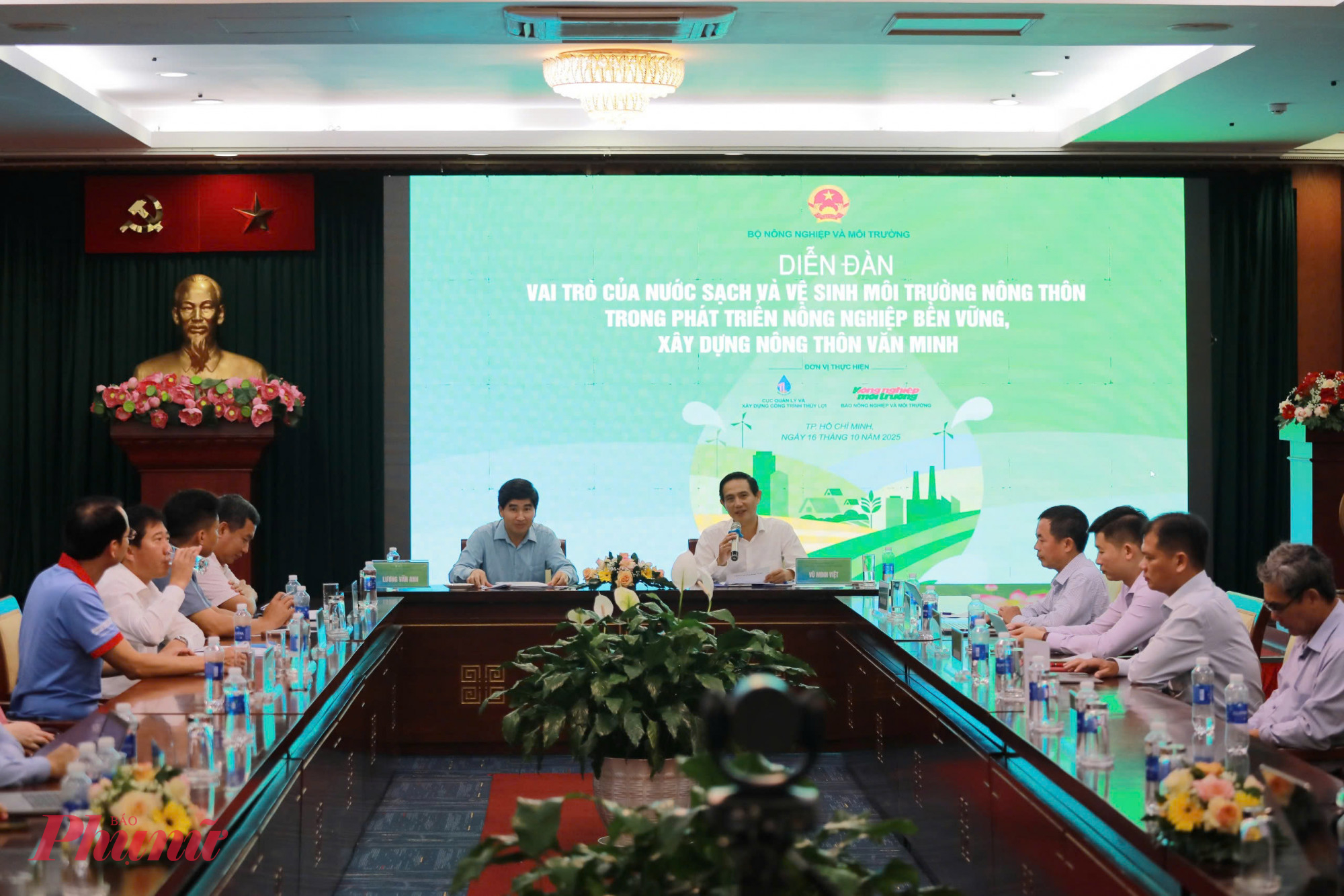Các đại biểu dự Diễn đàn “Vai trò của nước sạch và vệ sinh môi trường nông thôn trong phát triển nông nghiệp bền vững, xây dựng nông thôn văn minh”