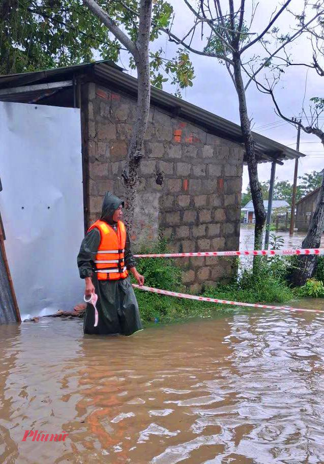Huế mưa lớn, học sinh được cho nghỉ học Xã Phú Lộc cắt cử cán bộ giám sát cấm người dân lưu thông qua những đoạn đường thôn ngập sâu