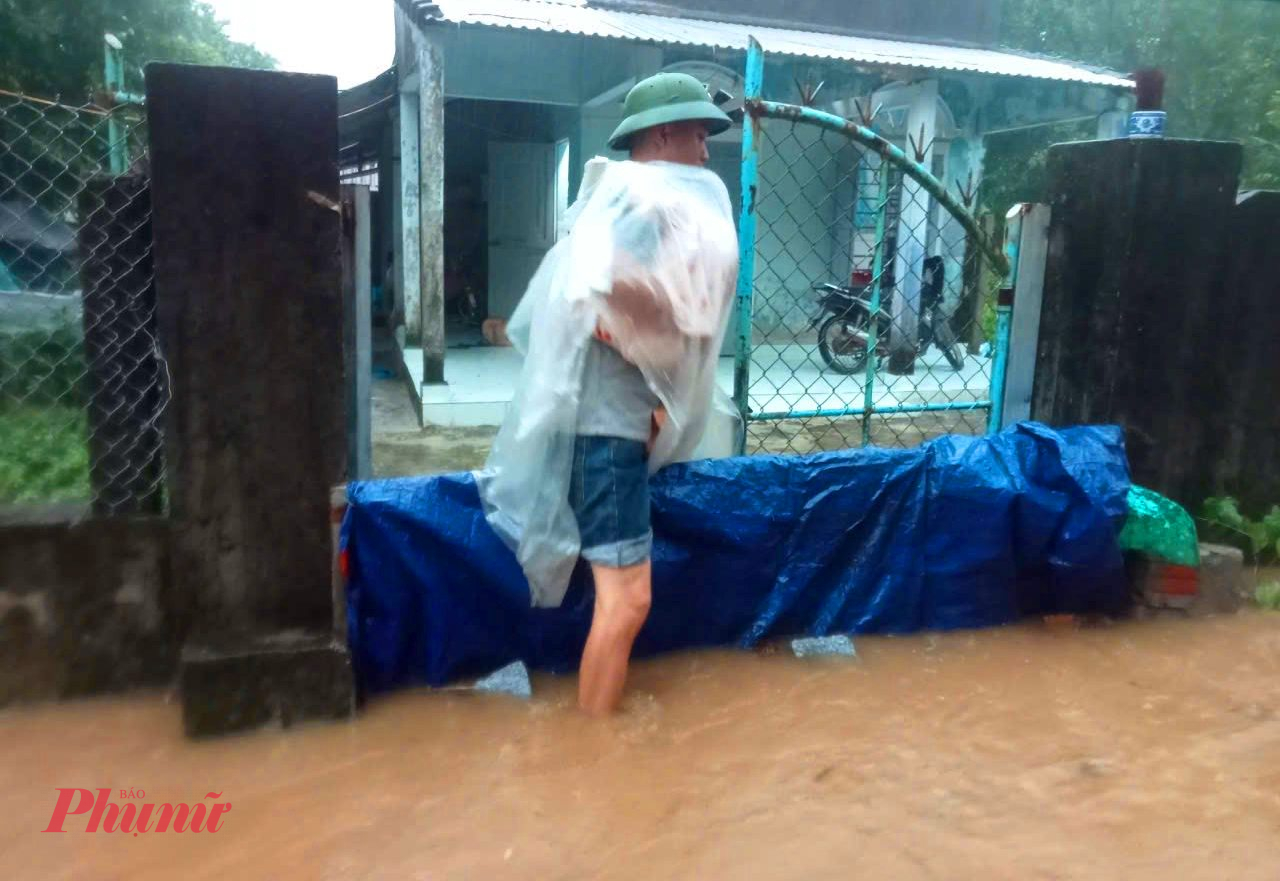 Huế mưa lớn, học sinh được cho nghỉ học Người dân đi lại khó khăn do mưa lũ